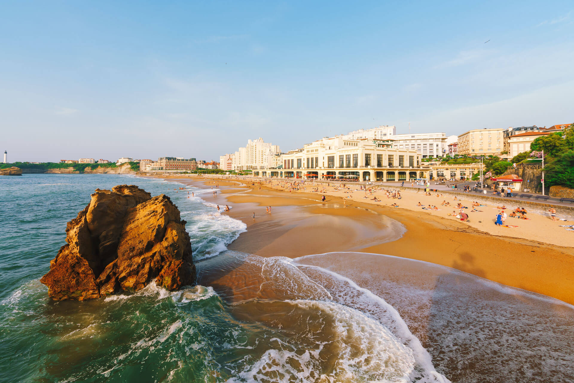 Strandpanorama mit Felsen in Biarritz Sprachreise Französischkurs Vokabeln lernen am Meer