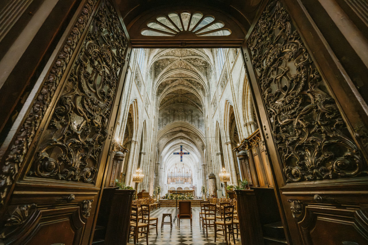 Innenraum der Kathedrale mit hohen Gewölben Hörverstehen trainieren im Sprachkurs