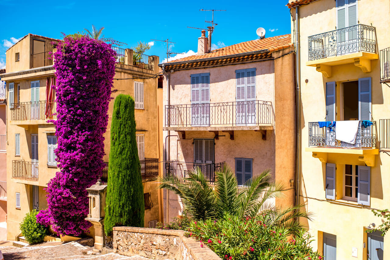 Bunte Altstadt mit Blumen und Balkonen Grammatik üben im Sprachkurs