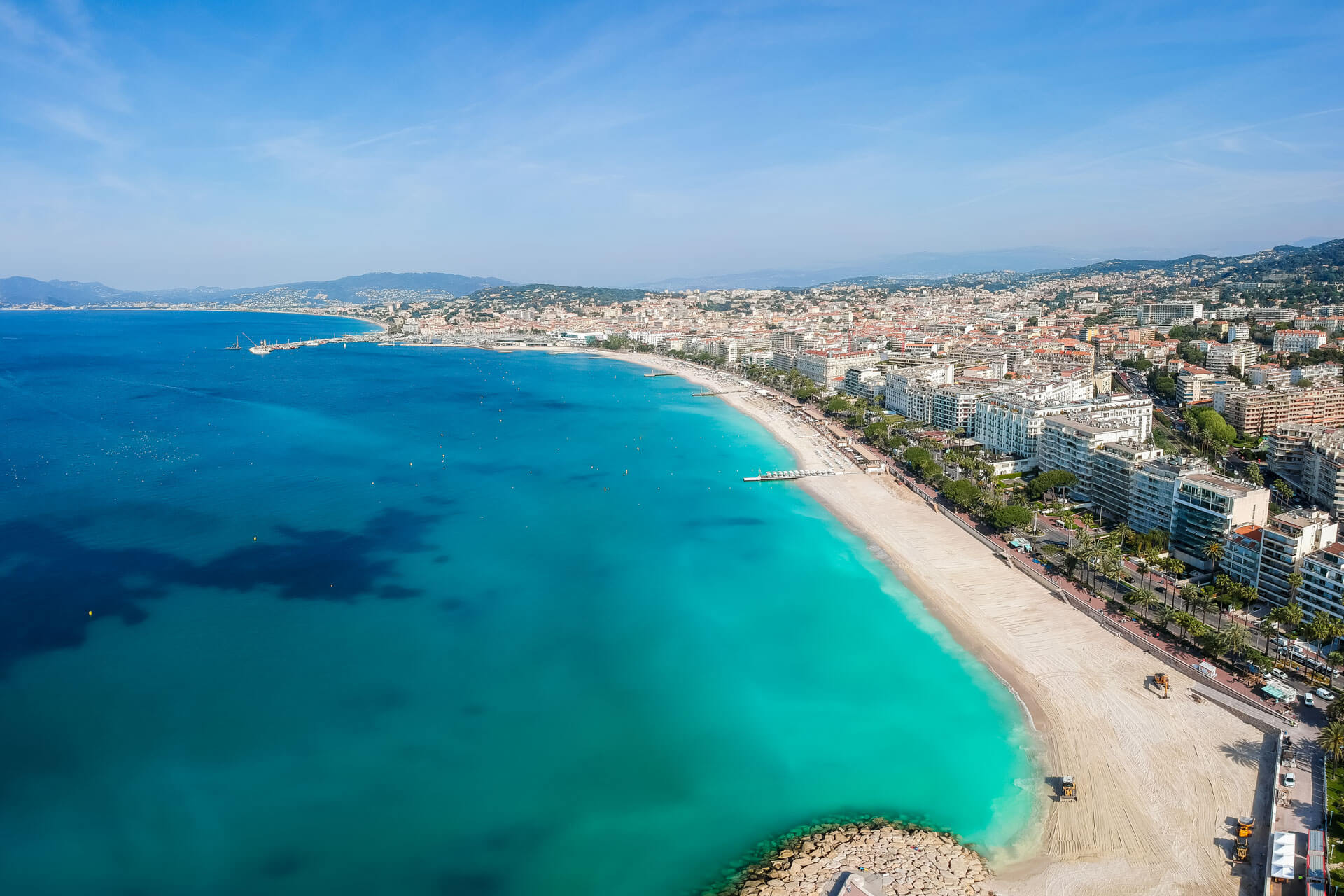Weitläufige Küste mit Strand und türkisfarbenem Meer Sprachreise Frankreich erleben