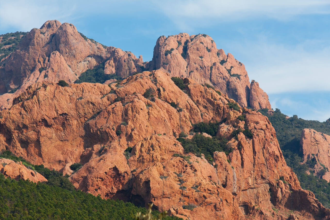 Rötliche Felsenlandschaft im Esterel Gebirge Hörverstehen trainieren im Sprachkurs