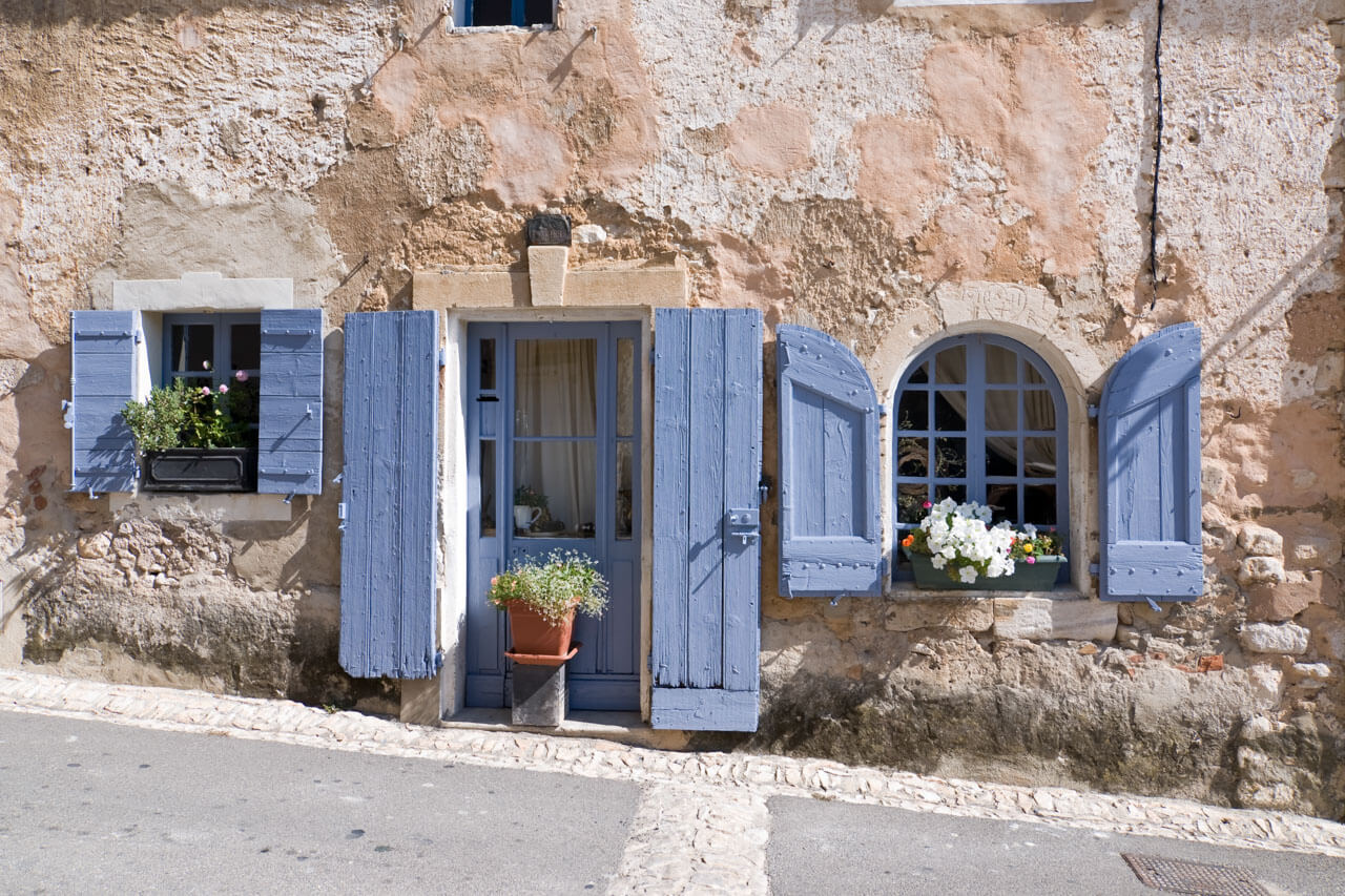 Altes Haus mit lavendelfarbenen Fensterläden Hörverstehen trainieren im Sprachkurs