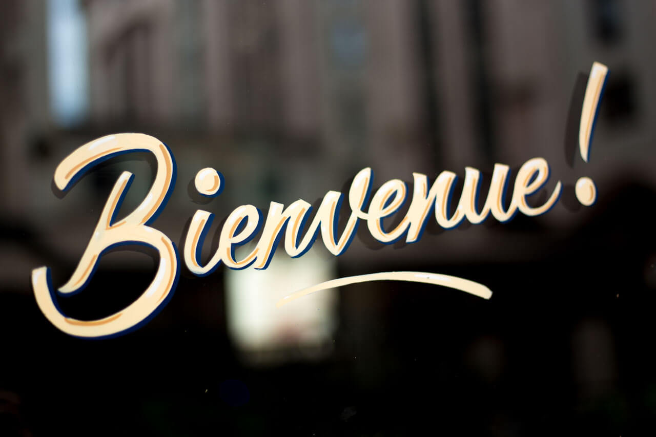 Schriftzug Bienvenue auf Glas Französisch lernen im Ausland