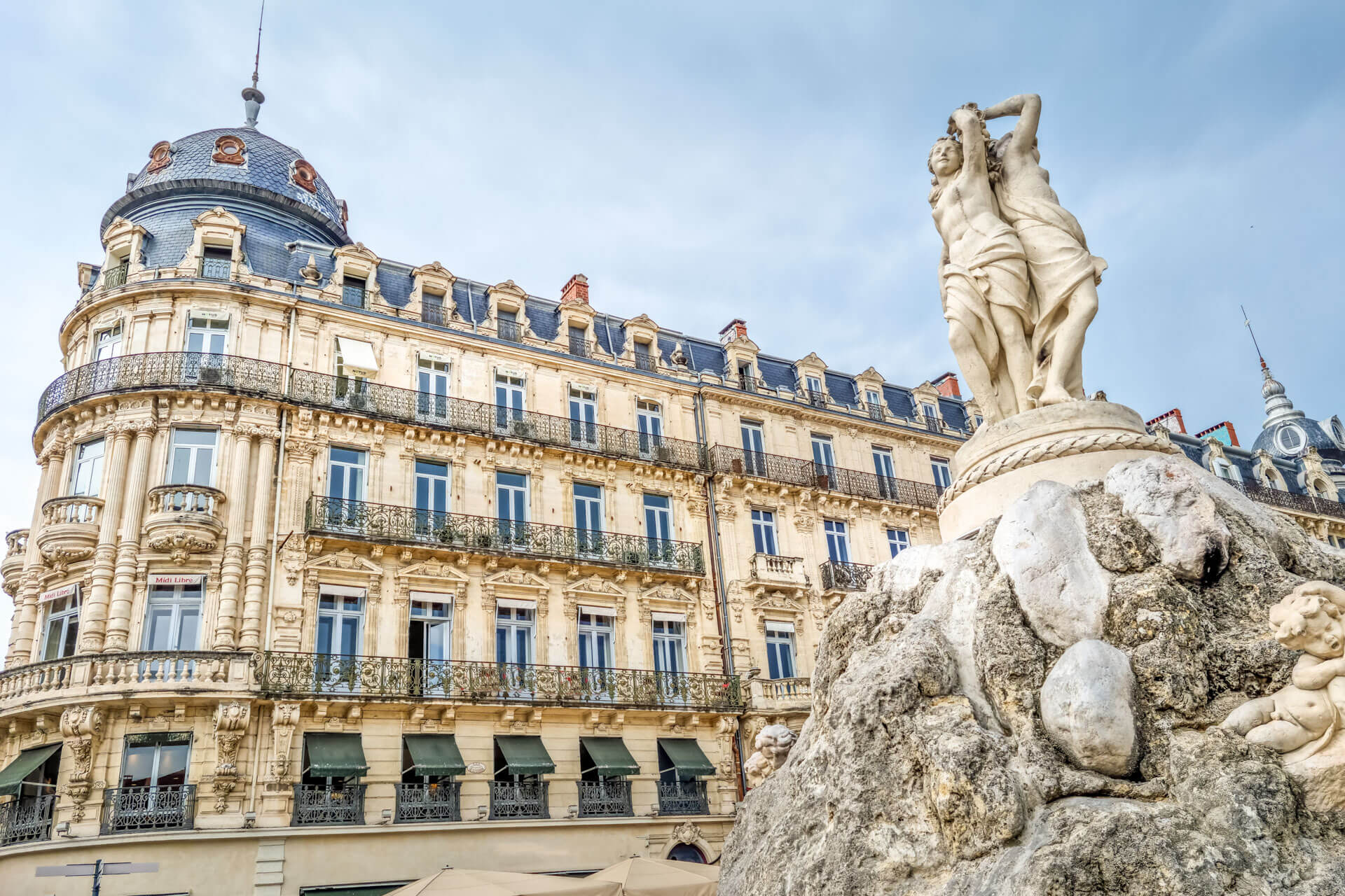 Historisches Gebäude mit Statue am Place de la Comédie Sprachreise Frankreich erleben