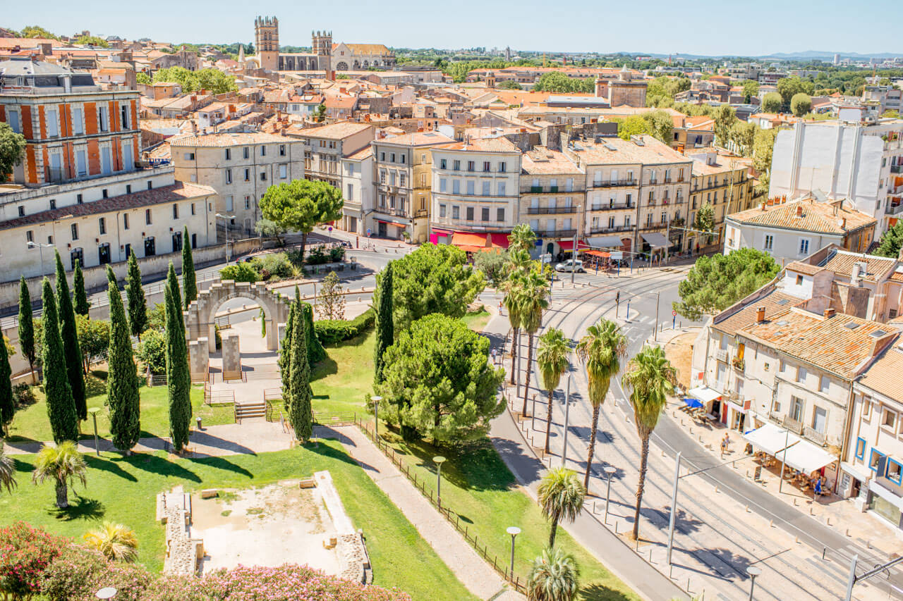 Stadtansicht mit Palmen und Altstadt Vokabeln im Alltag anwenden