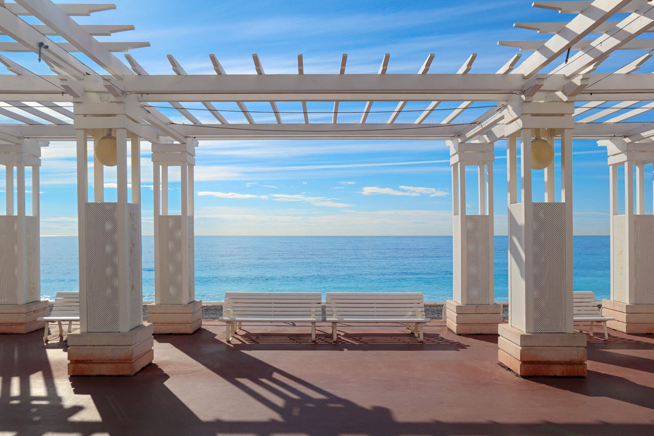 Weiße Pergola mit Blick auf das Meer Sprachkurs und Freizeit an der Côte d’Azur