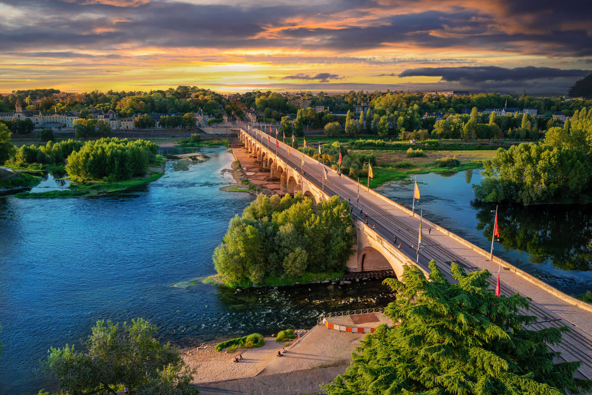 Sonnenuntergang über der Loire mit Brücke Sprachreise Französisch lernen in Tours