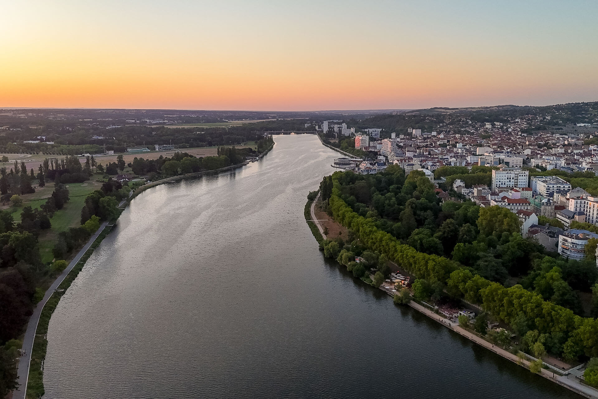Sonnenuntergang über Fluss Allier und Stadt Vichy Sprachreise Französisch lernen