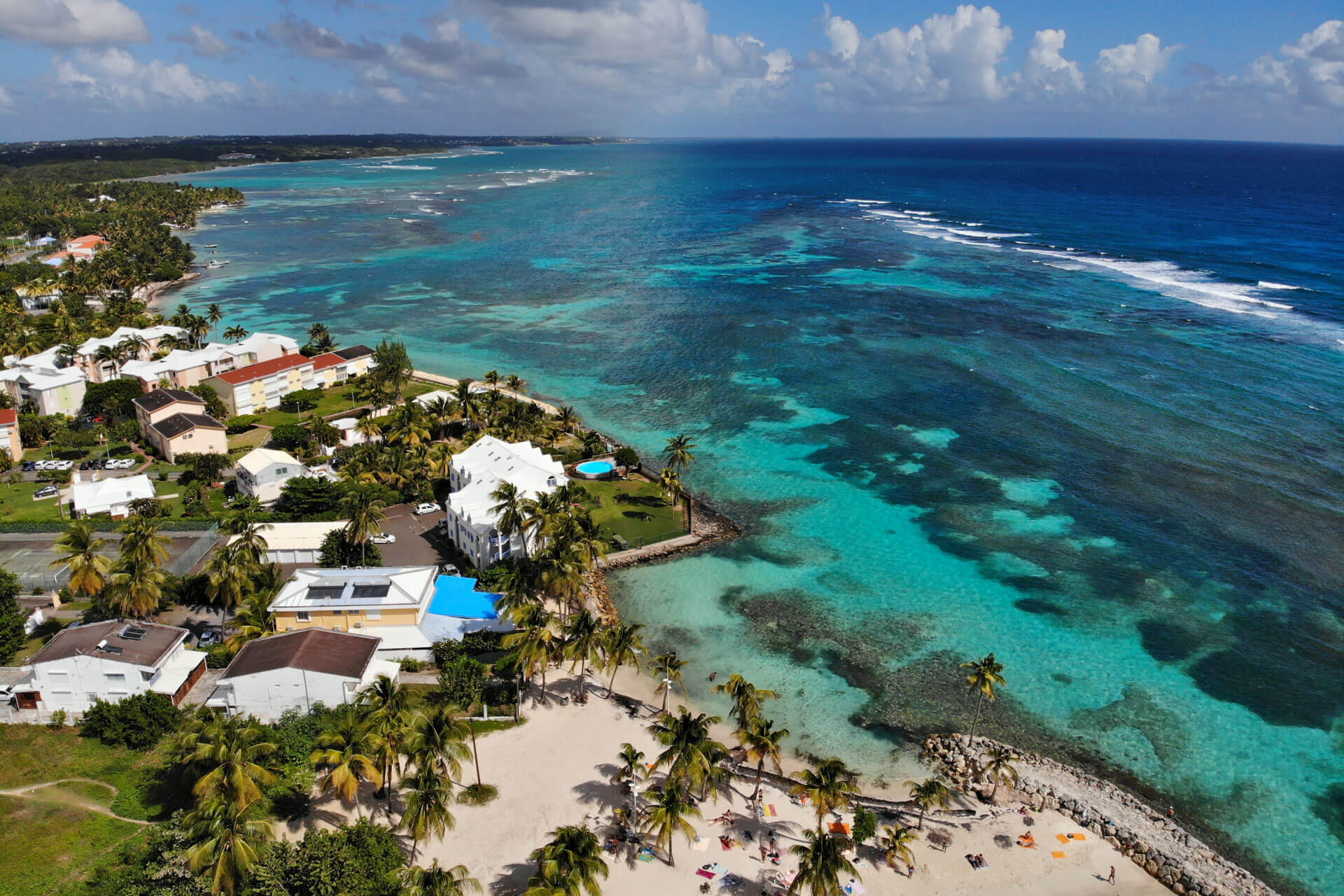Luftaufnahme von Saint Anne mit Strand und Palmen Französisch Sprachreise Vokabeln üben am Meer
