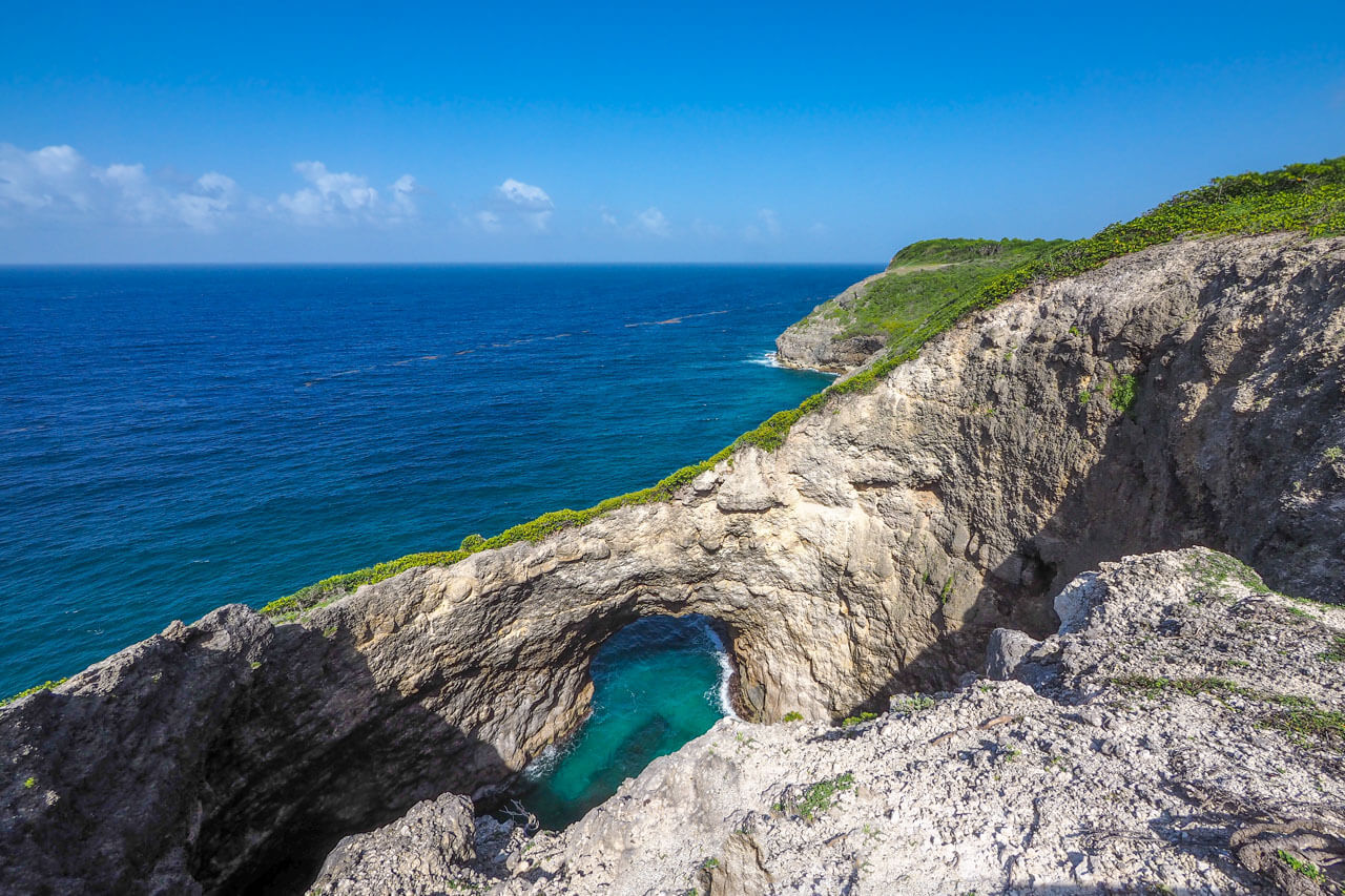 Steintor an Küste von Guadeloupe Ausflug beim Sprachkurs Hörverstehen üben in Natur