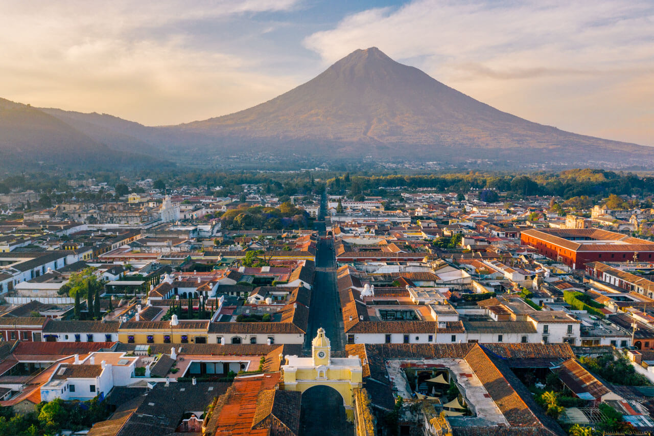 Luftaufnahme von Antigua mit Vulkanen und Uhrbogen Schreibtraining im Spanischkurs Eindrücke präzise beschreiben.