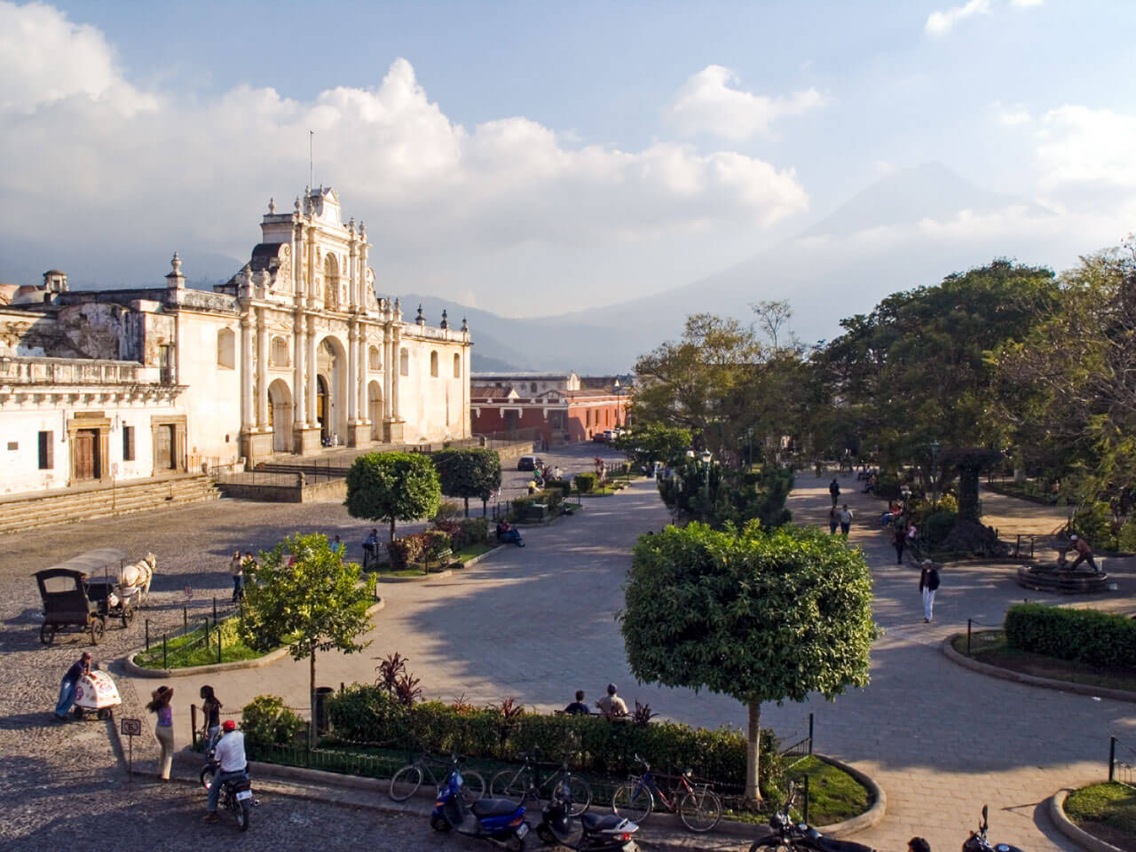 Zentraler Platz mit Kathedrale und Park in Antigua Lernen in der Gruppe Vokabeln üben während der Sprachreise.