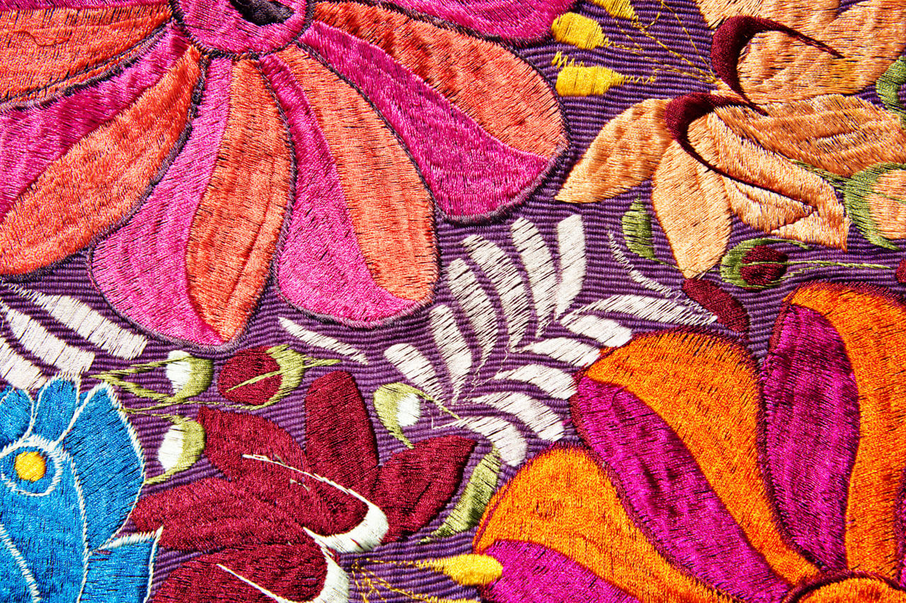 Bunte Stickerei in Nahaufnahme Vokabeln zu Farben und Mustern üben im Sprachkurs