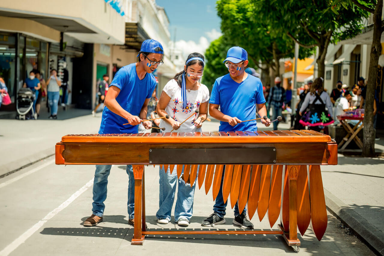 Straßenmusiker spielen Marimba Hörverstehen und Konversation üben im Spanischkurs