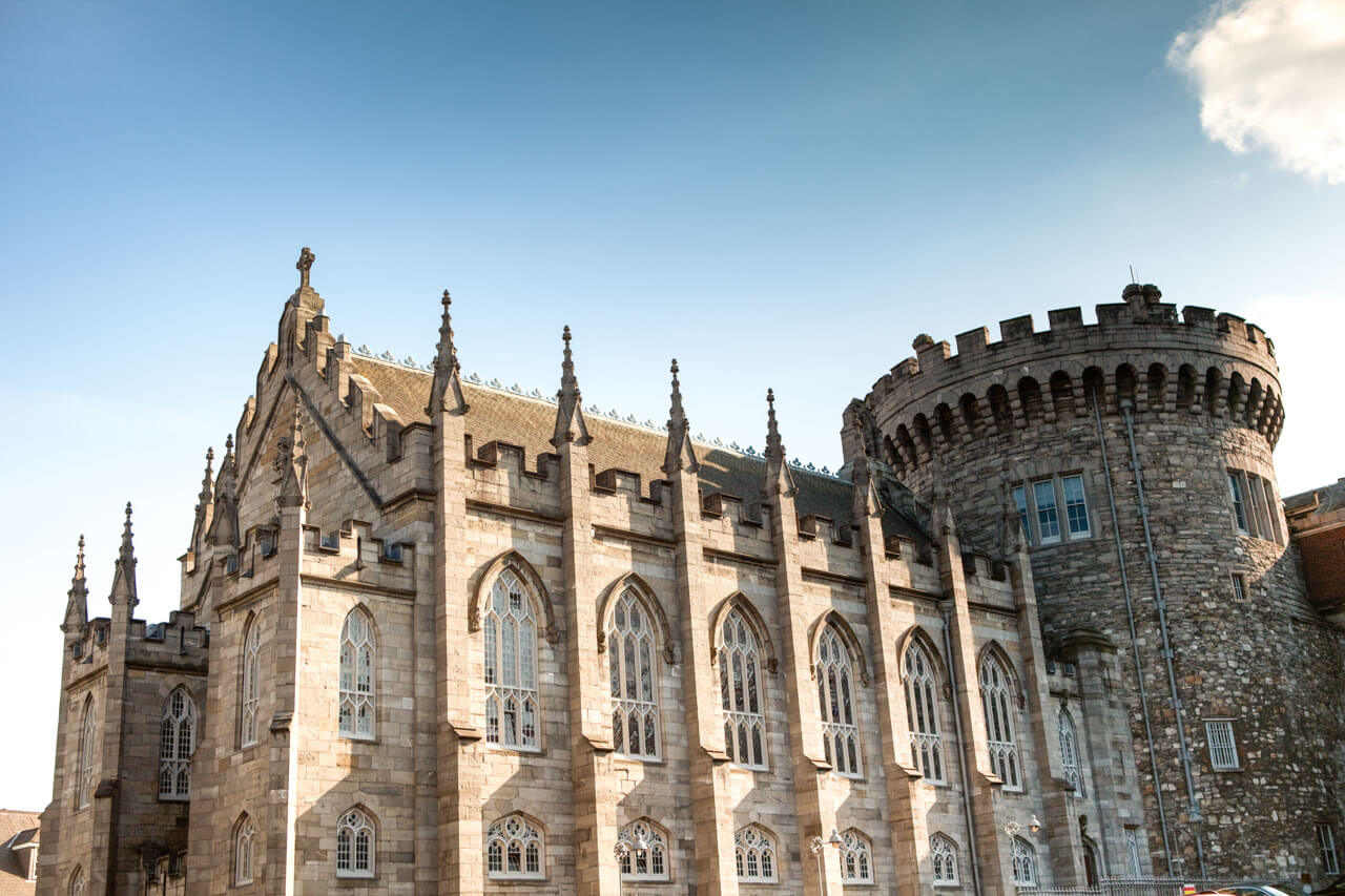 Dublin Castle mit Chapel Royal und Rundturm Architektur erleben Grammatik trainieren im Kontext