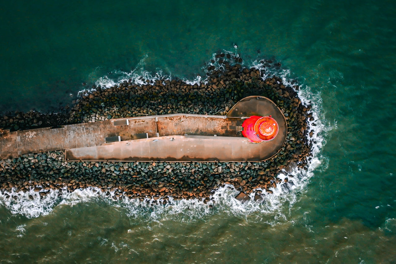 Poolbeg Leuchtturm aus der Vogelperspektive Wellen am Pier Hörverstehen üben am Hafen