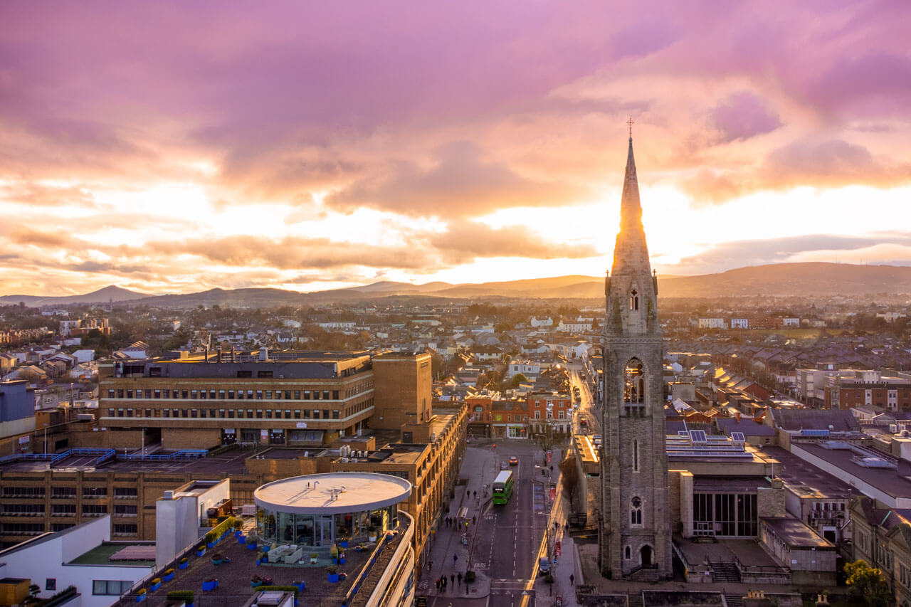 Panorama von Dún Laoghaire mit St. Michael’s Church Konversation üben in der Stadt