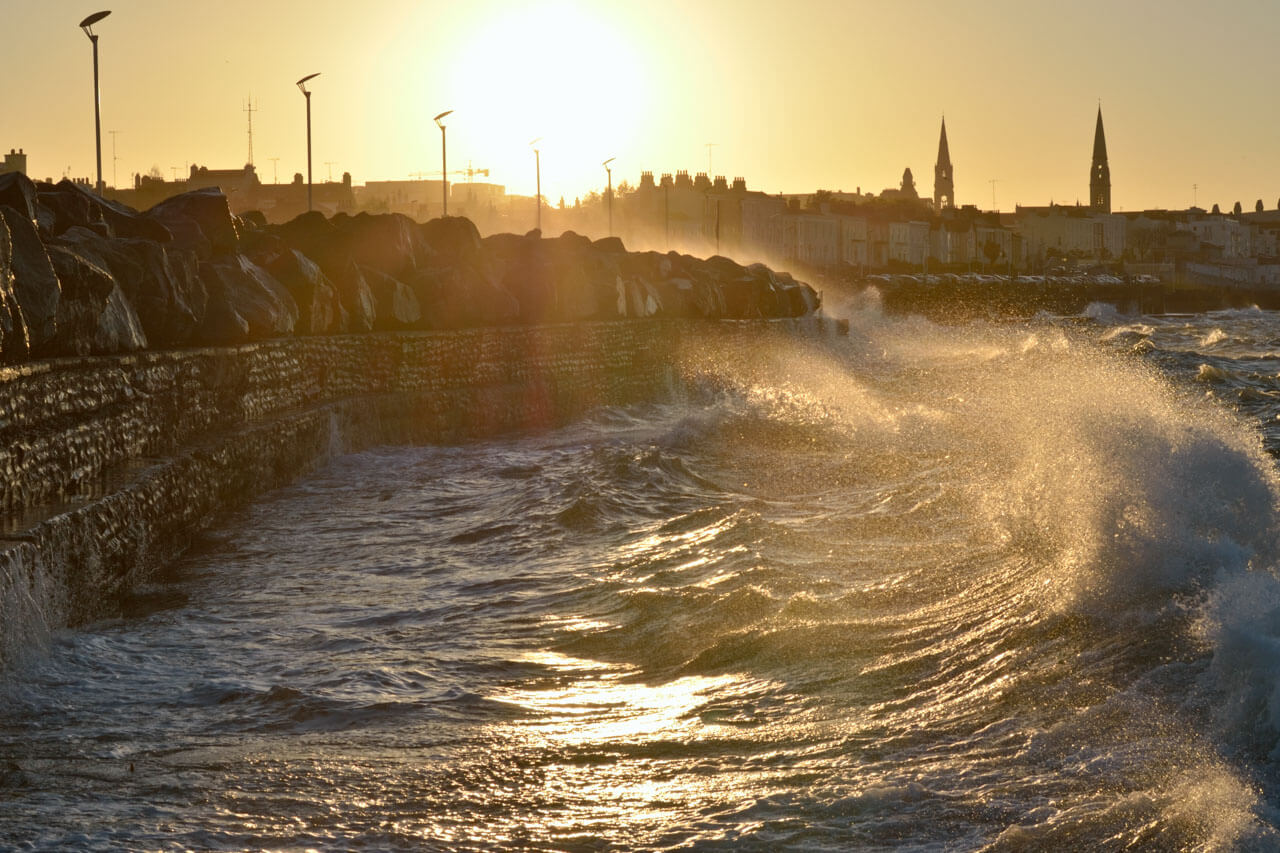 Wellen an der Kaimauer von Dún Laoghaire Grammatik trainieren am Meer