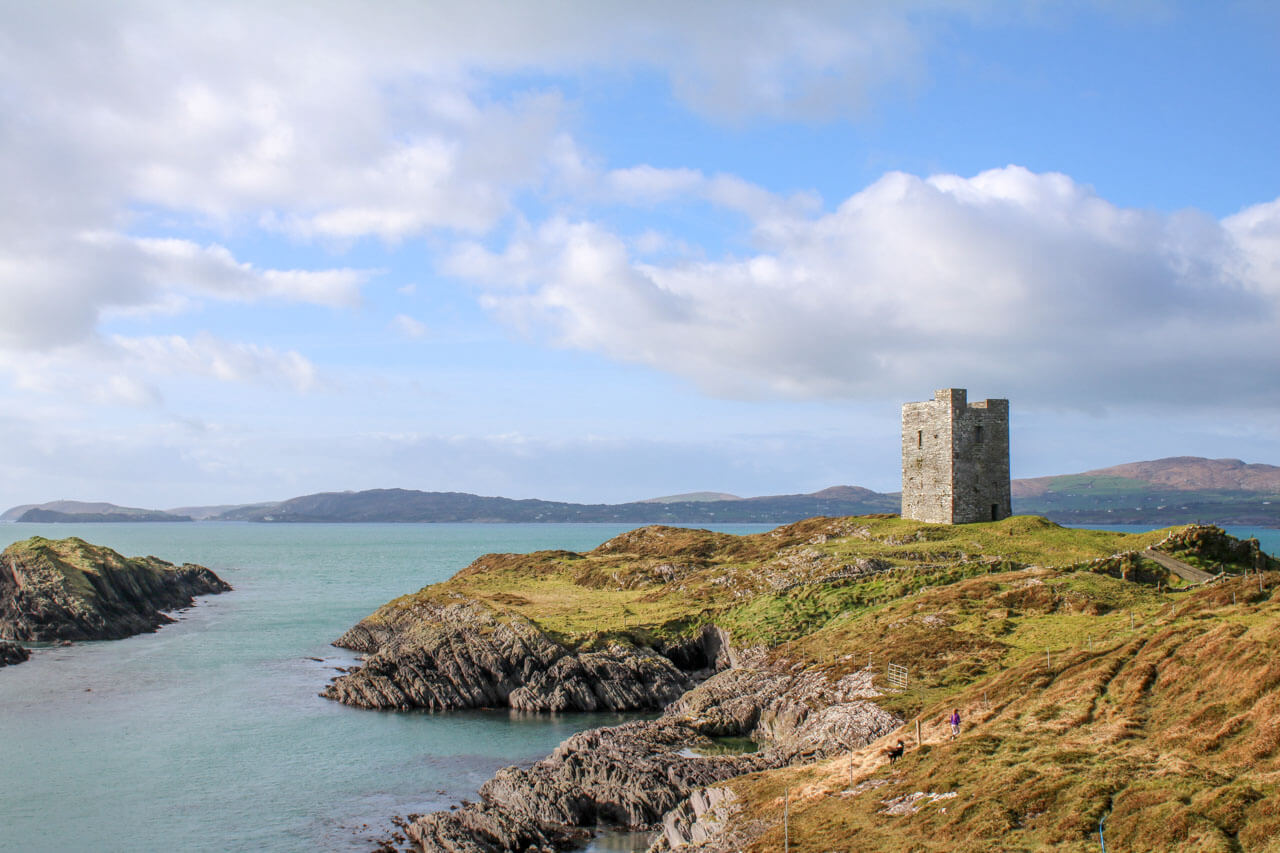Wachturm am Castle Point bei Schull auf Klippen über dem Meer Grammatik trainieren im Kontext