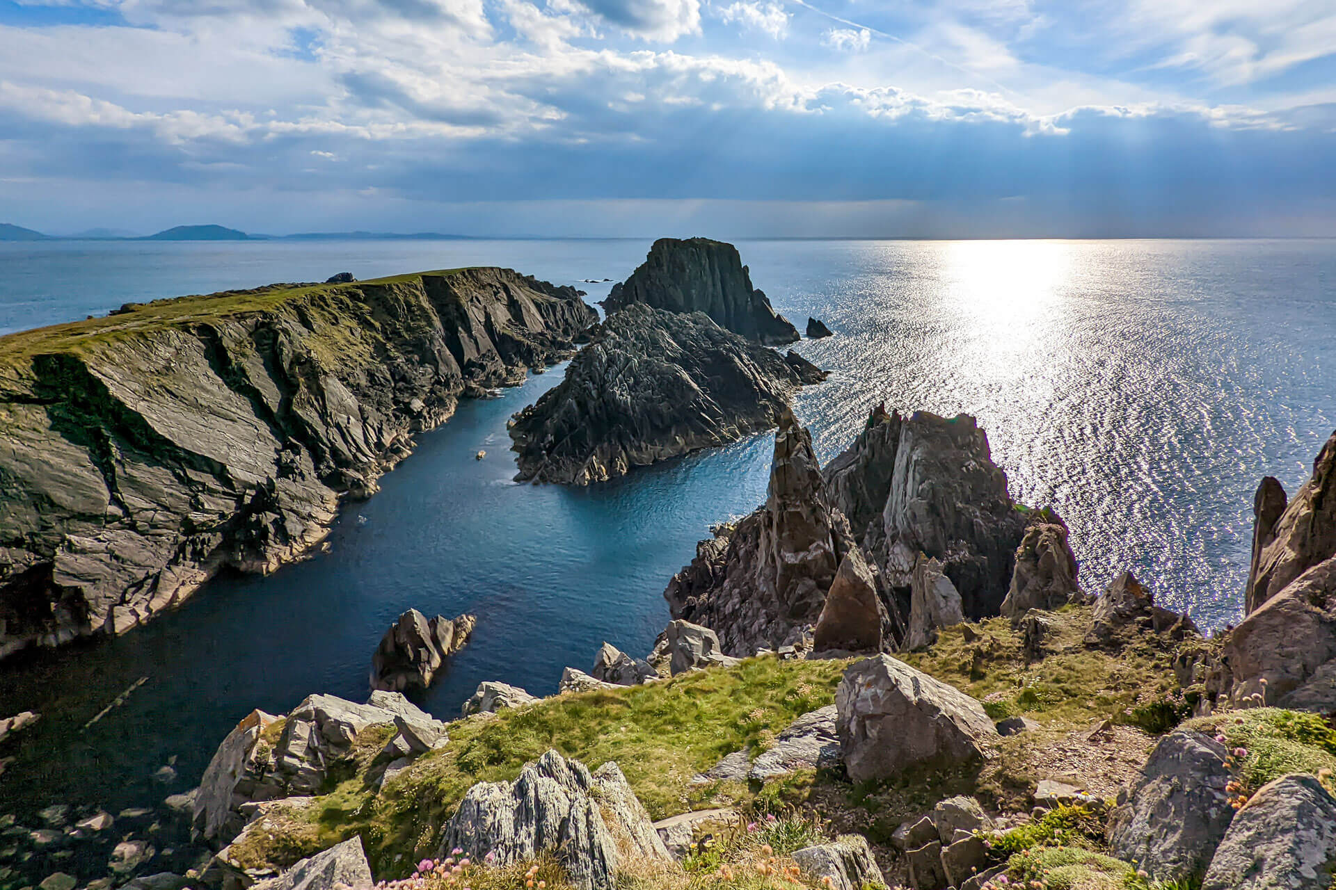 Sonnenlicht fällt auf die steilen Klippen und das Meer bei Malin Head in Irland.