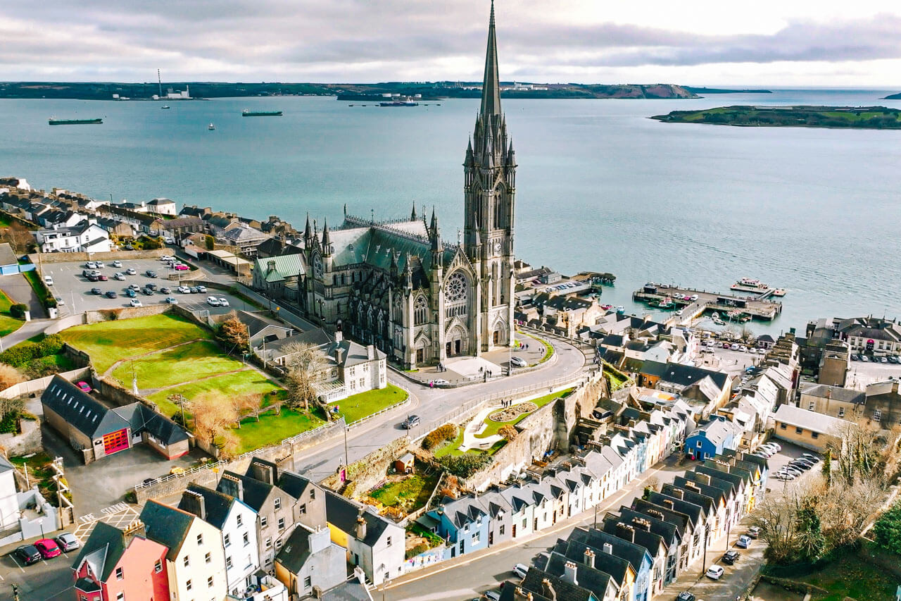 St Colman’s Cathedral über dem Hafen von Cobh Englisch lernen auf Exkursion an die Küste