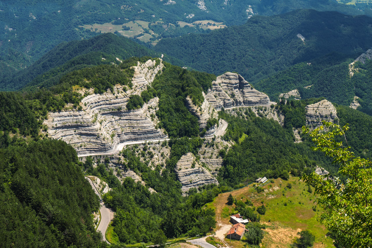 Felsformationen und Serpentinenstraße im Naturpark nahe Bagno di Romagna