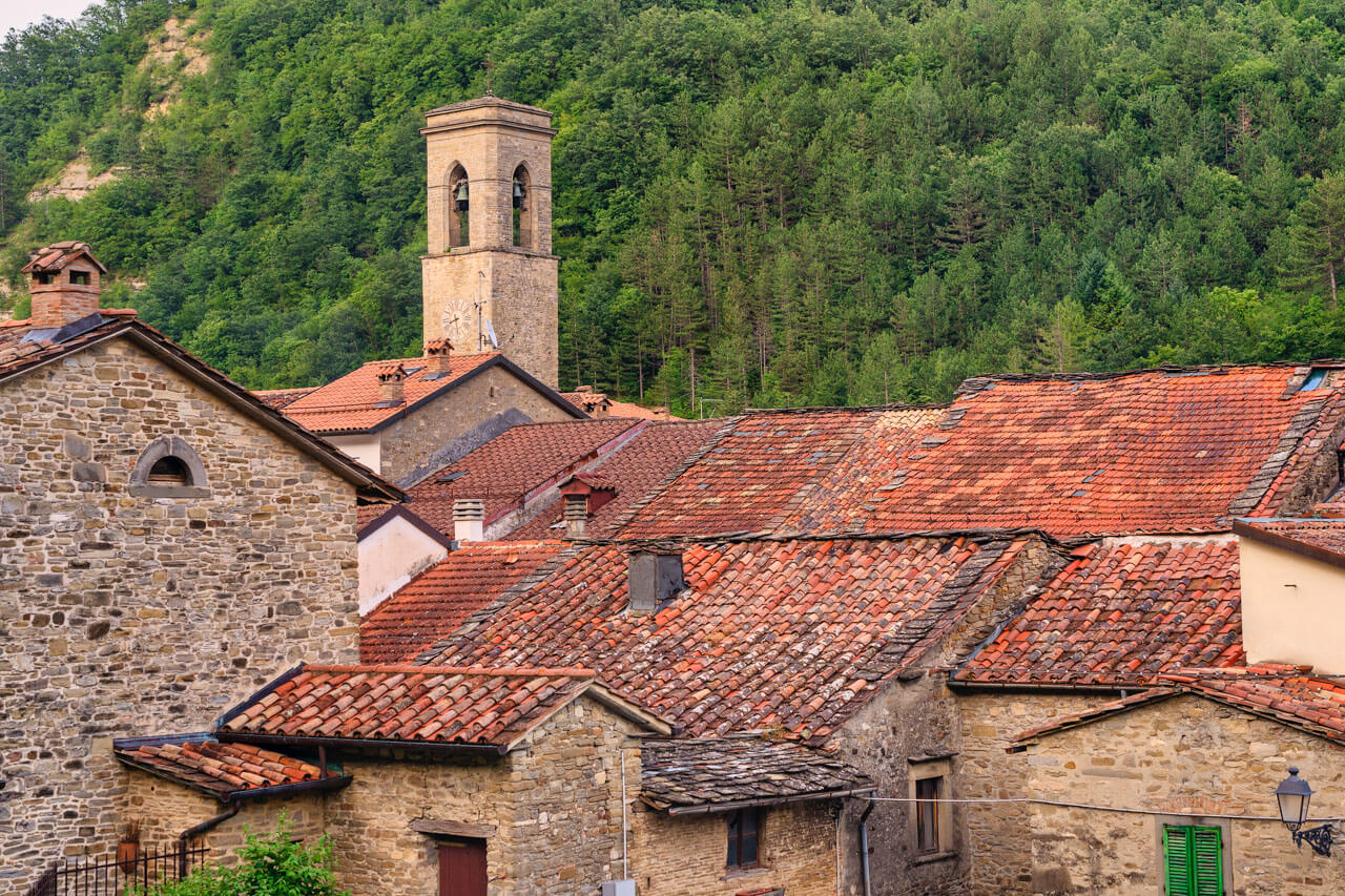 Dächer aus roten Ziegeln und ein Kirchturm in der Altstadt von Bagno di Romagna