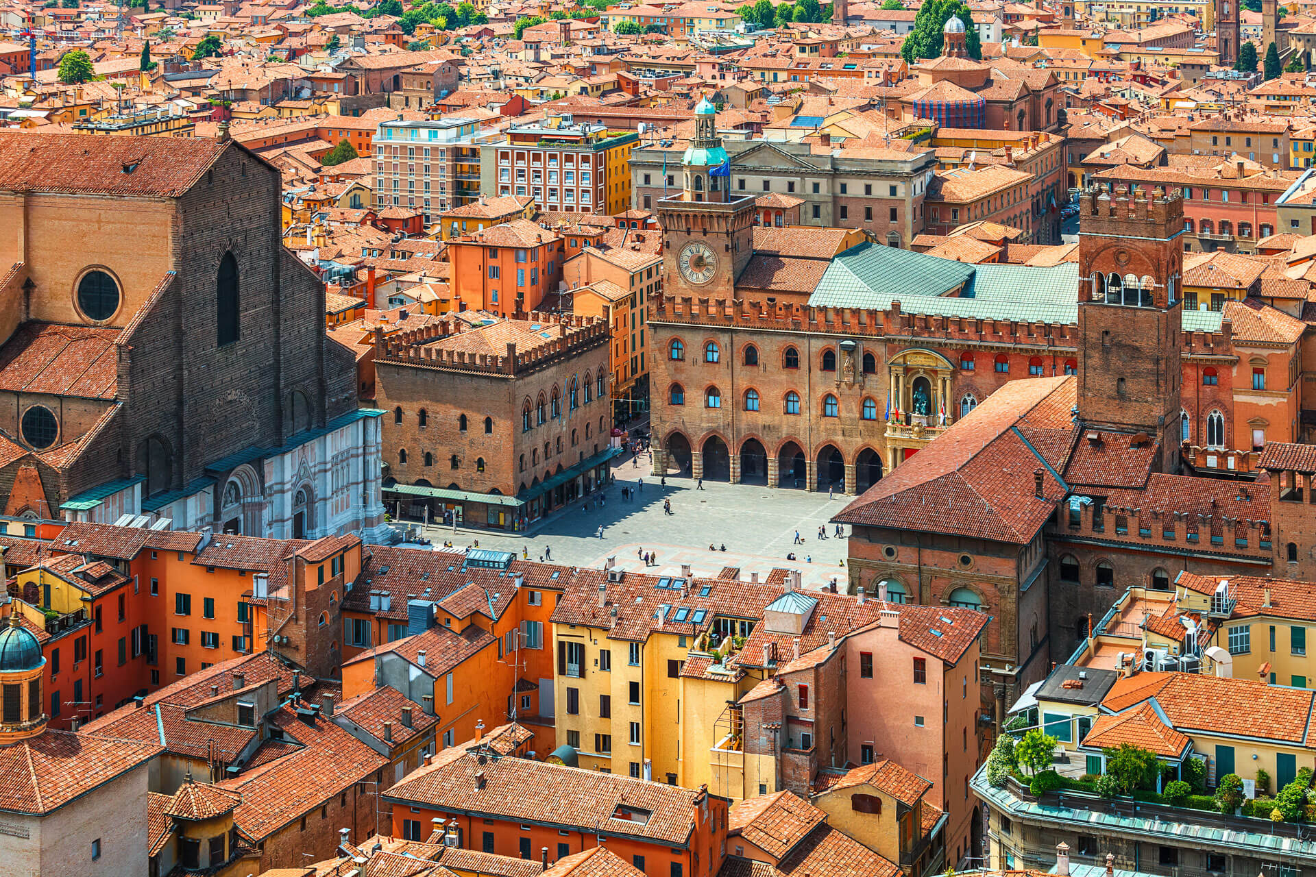Luftaufnahme der Altstadt von Bologna mit Piazza Maggiore und roten Dächern, Italienisch lernen auf Sprachreise