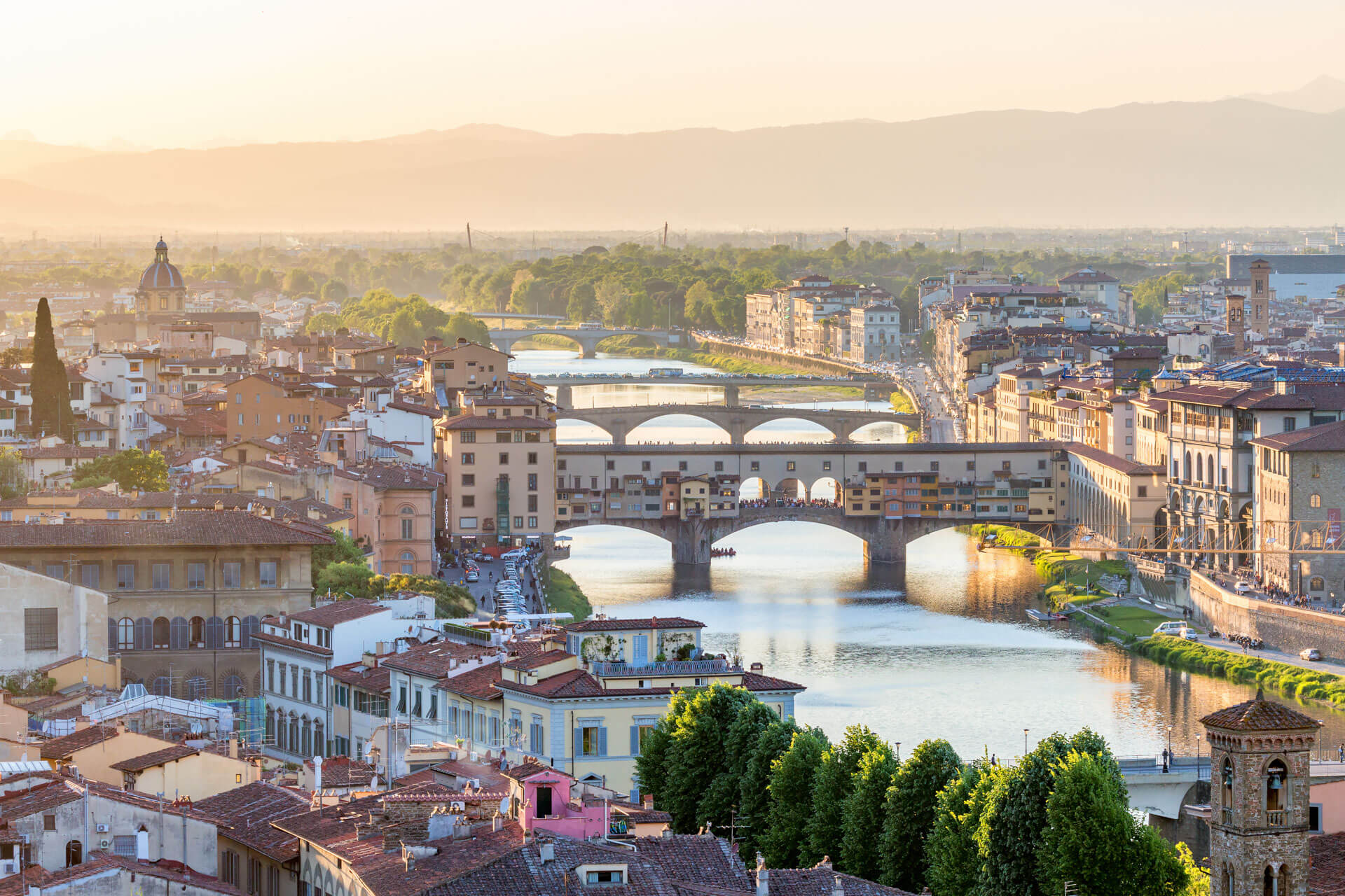Panorama von Florenz mit Ponte Vecchio und Arno im Abendlicht, ideal für eine Sprachreise Italienisch.