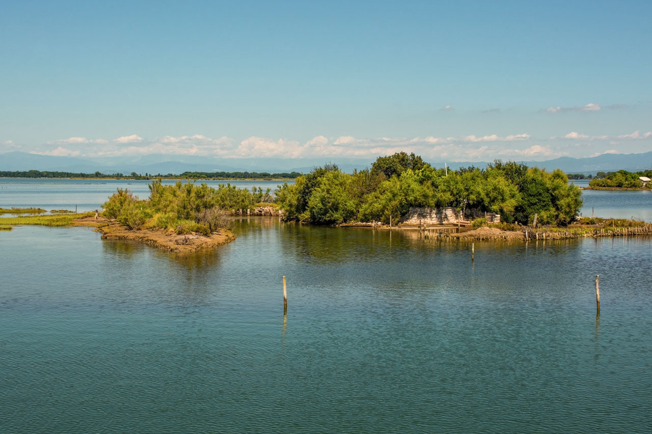 Lagunenlandschaft bei Lignano mit Wasser und Vegetation, ruhige Umgebung zum Sprachen lernen