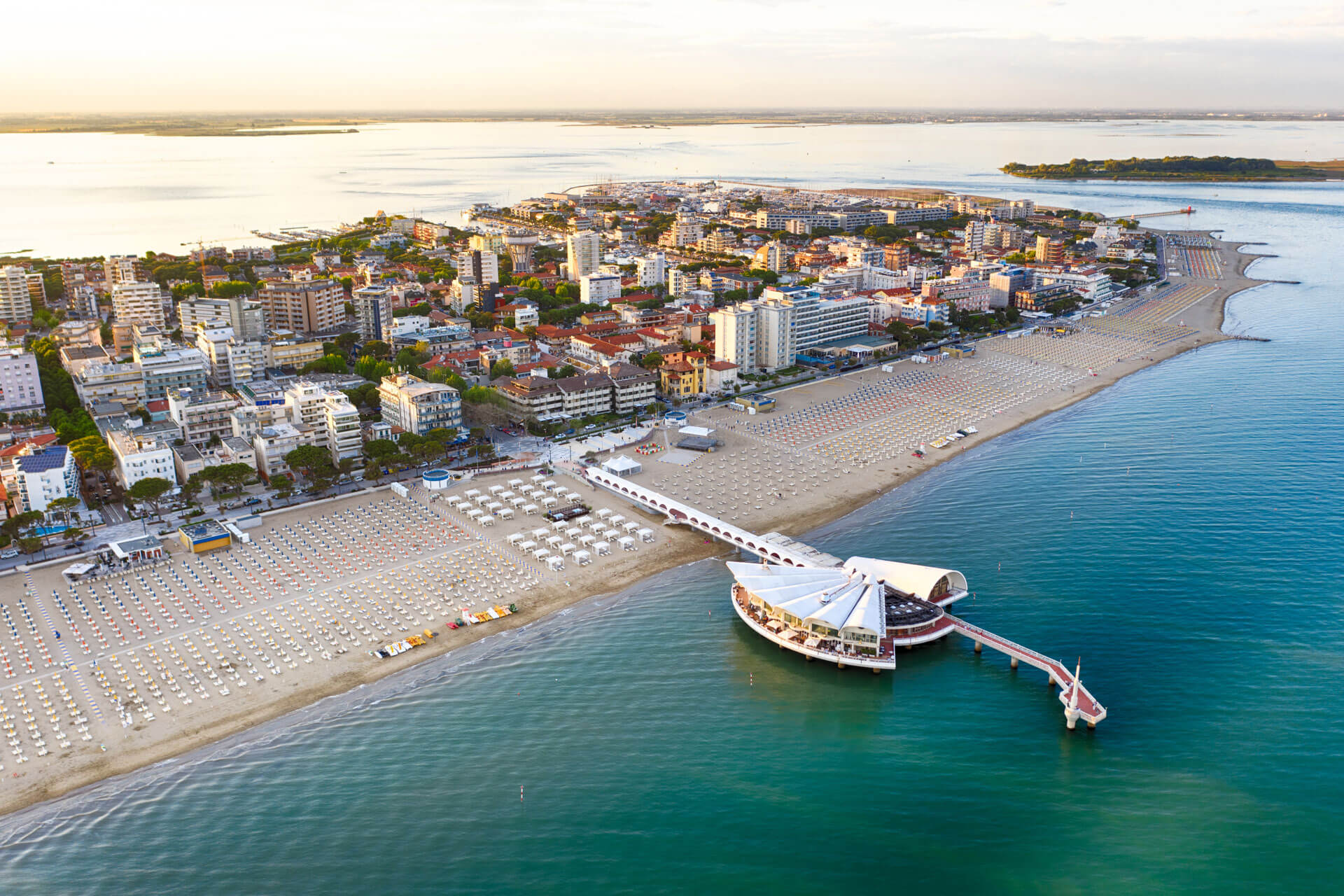 Panoramablick auf Lignano mit Strand, Stadt und Meer – ideal für eine Sprachreise Italienisch am Meer