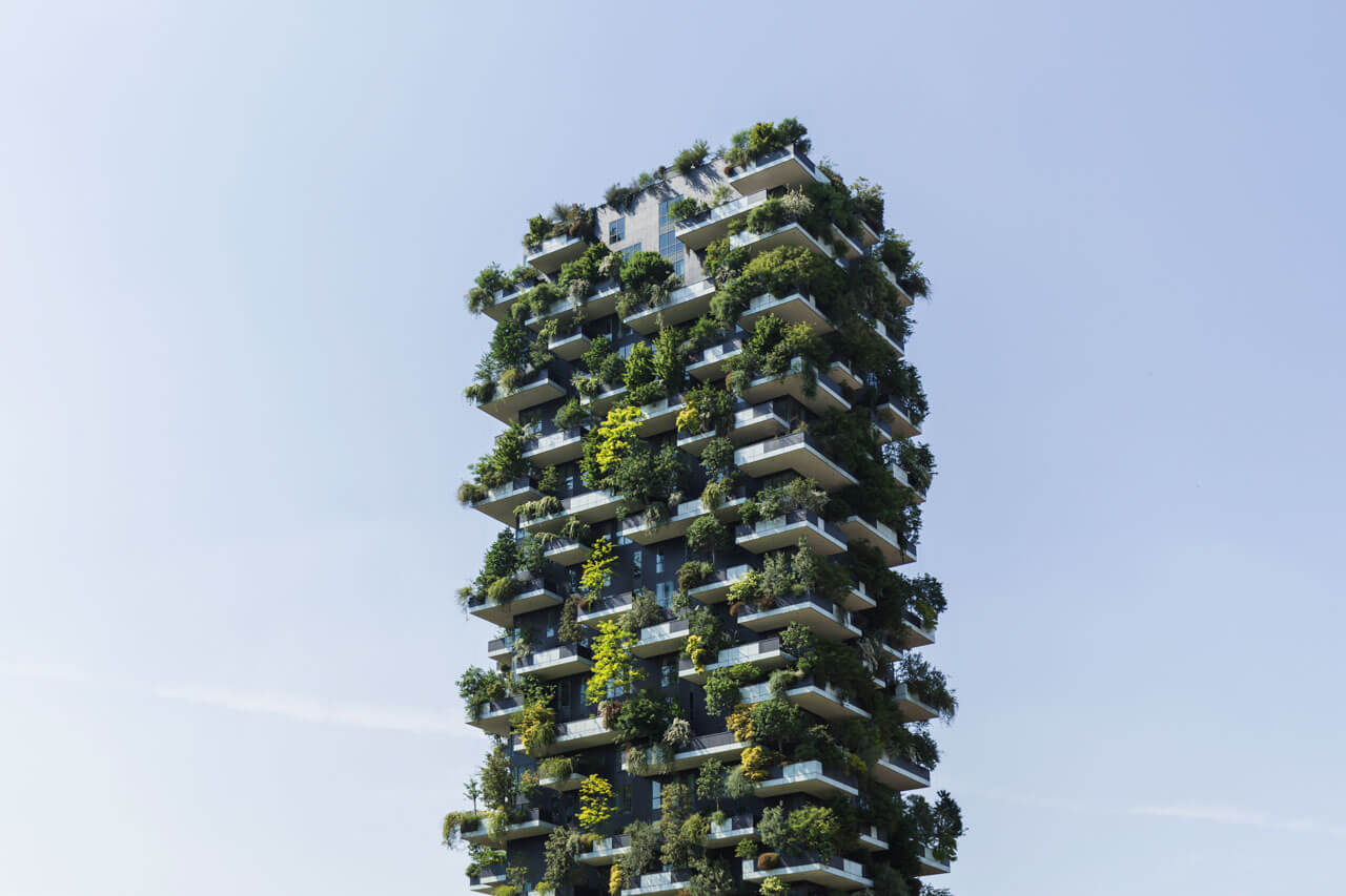 Bosco Verticale in Mailand, Hochhaus mit bepflanzten Balkonen, Symbol für Nachhaltigkeit und modernes Stadtleben, passend für einen Sprachkurs.
