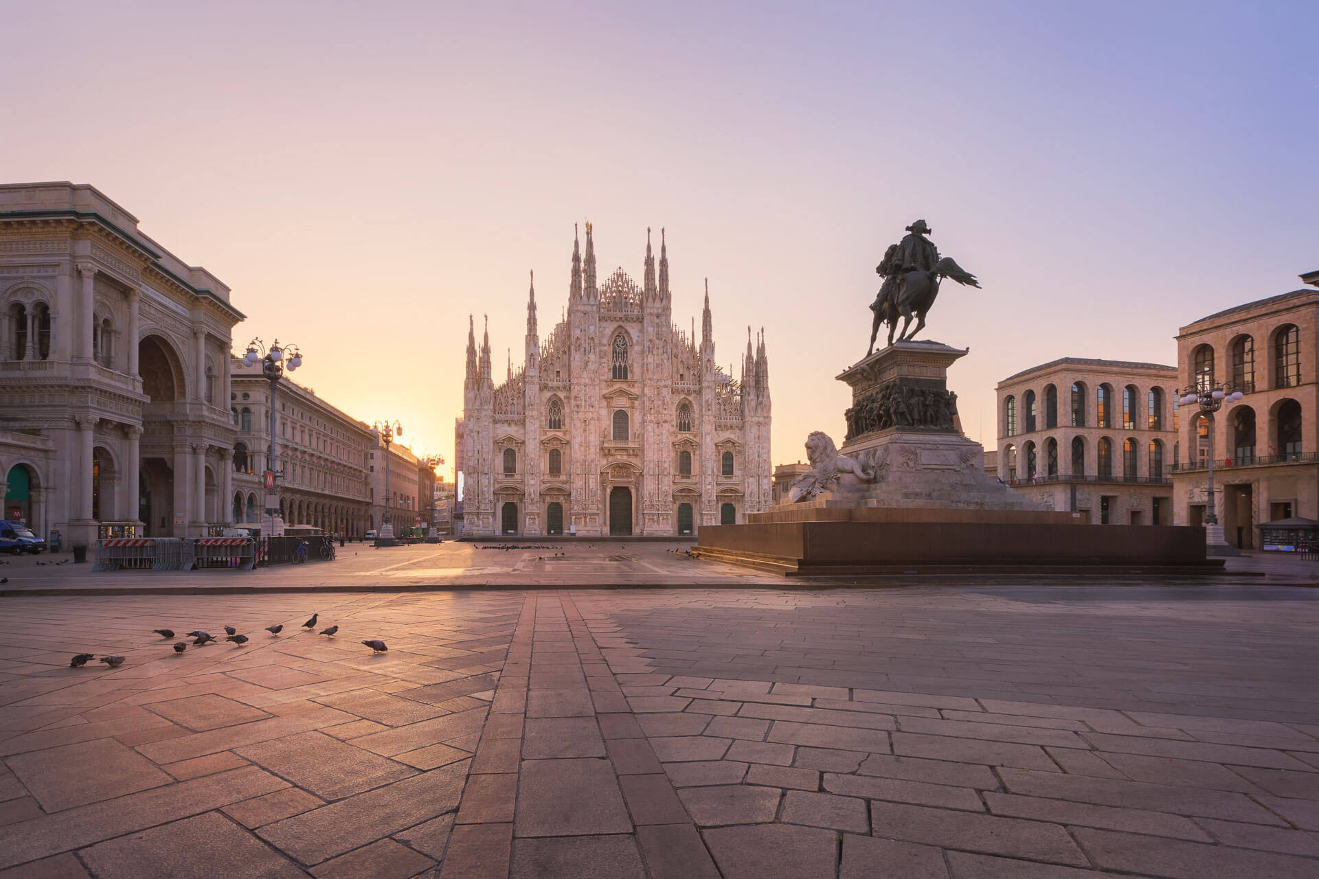 Blick über die Piazza del Duomo mit der Kathedrale von Mailand im Sonnenaufgang, ideal für einen Sprachkurs in Italien.