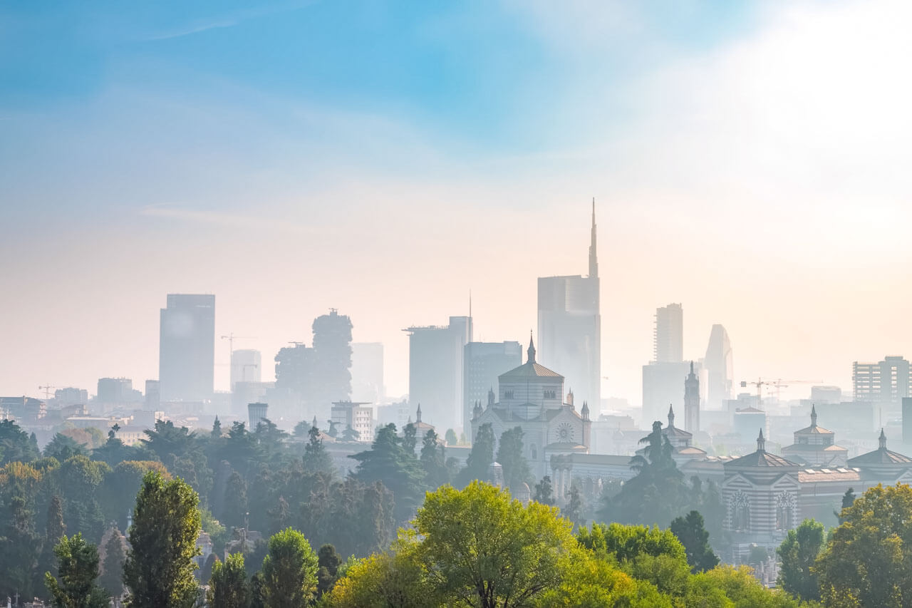 Skyline von Mailand mit modernen Hochhäusern und historischer Architektur im Morgenlicht, Motiv für Italienisch lernen im Ausland.