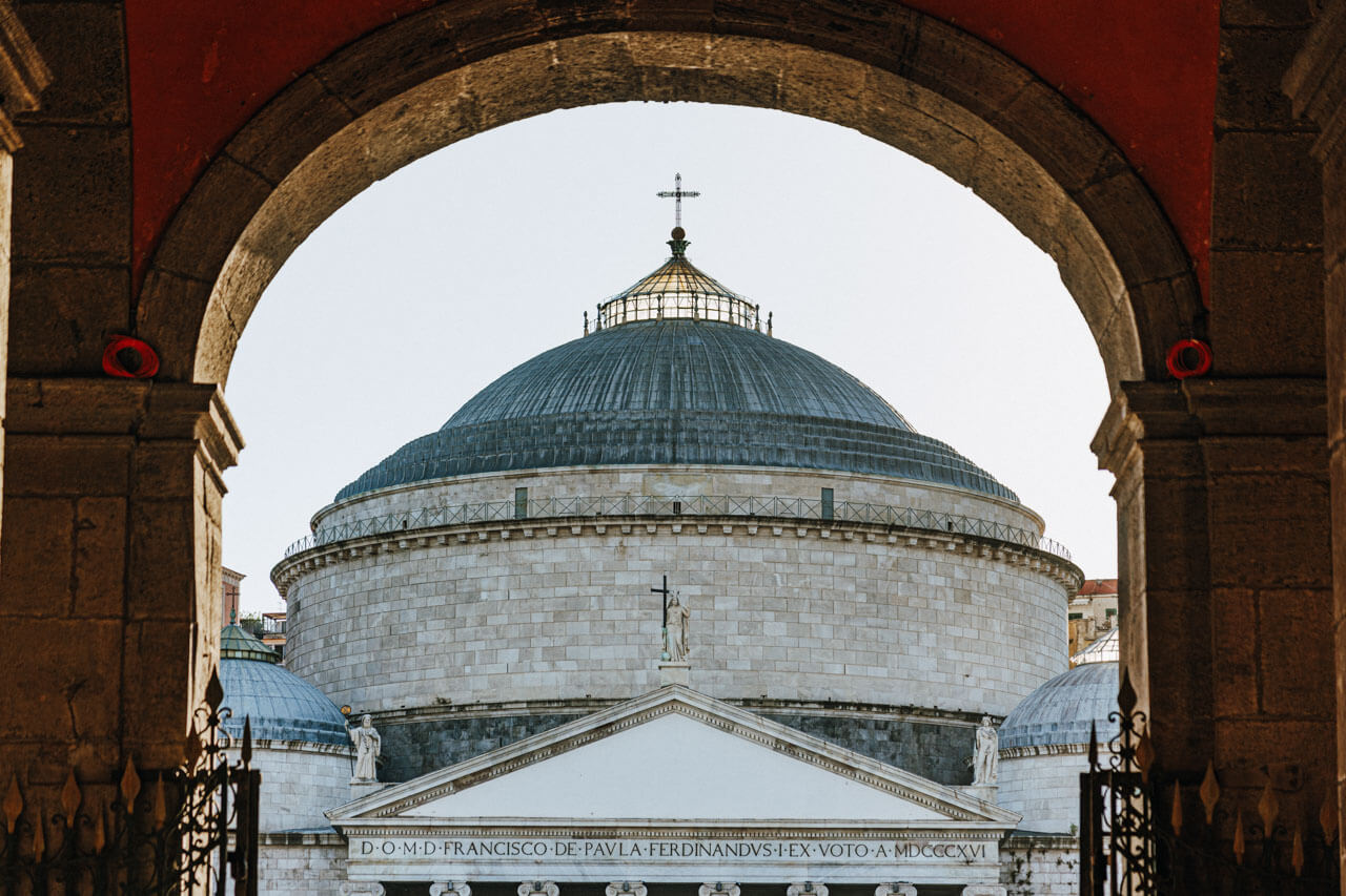 Kuppel einer historischen Basilika Architektur erleben und Grammatik trainieren im Sprachkurs