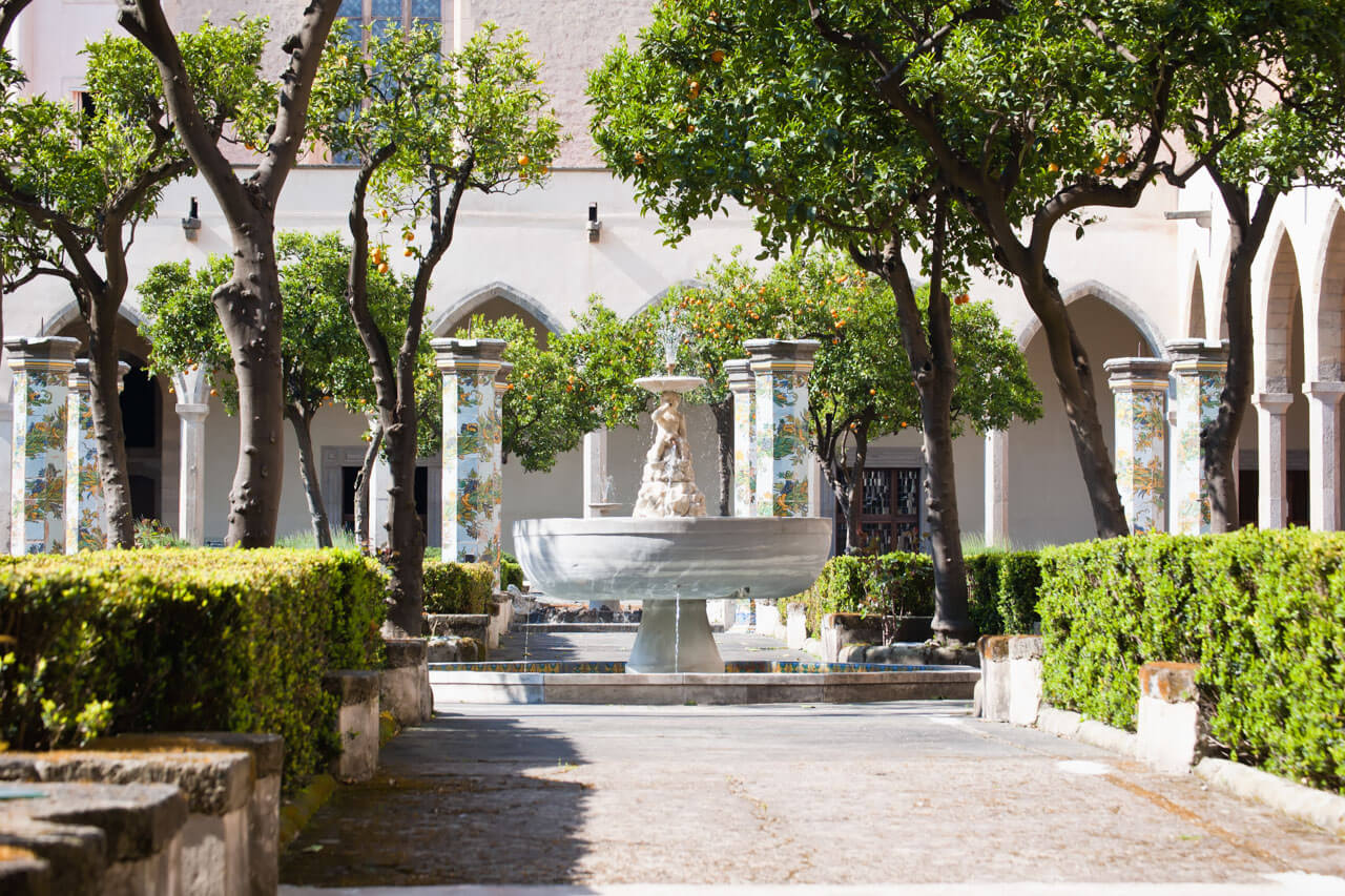 Innenhof mit Brunnen und Orangenbäumen Ruhe genießen und Hörverstehen verbessern im Sprachkurs