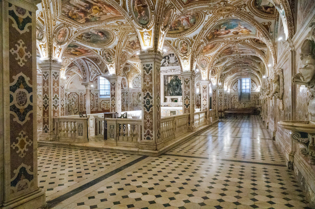 Prächtige Kathedrale mit verzierten Decken und Säulen Aussprache verbessern im Sprachkurs