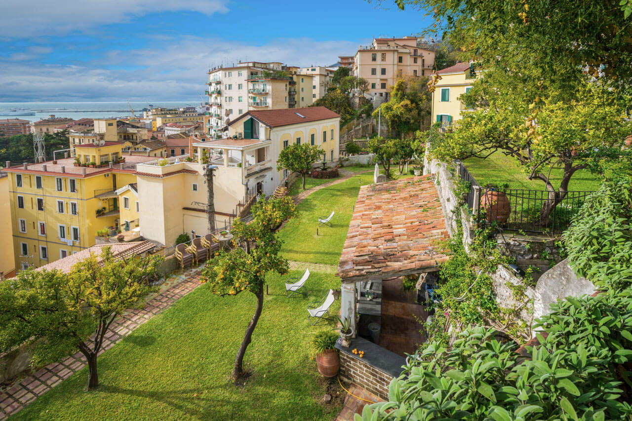 Terrassengarten mit Bäumen und Liegestühlen Konversation im Grünen während der Sprachreise