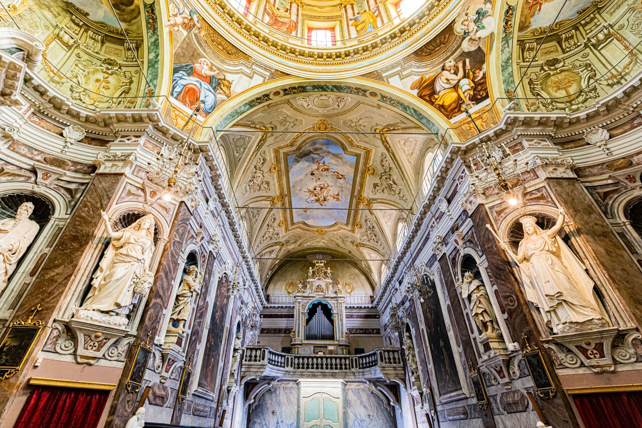 Reich verzierte Kirche mit Fresken und Statuen Grammatik trainieren im Sprachkurs