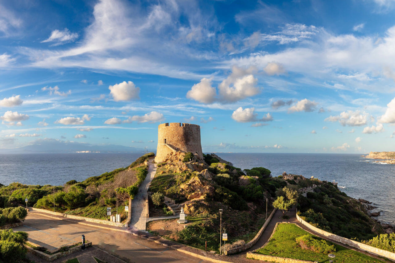 Alter Wachturm an der Küste von Santa Teresa Gallura Konversation üben und Kultur erleben im Sprachkurs