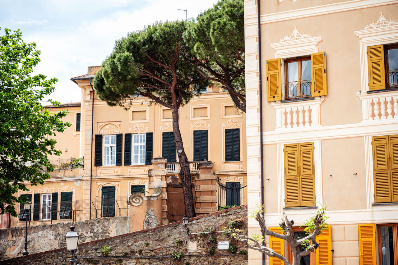Altstadt von Sestri Levante mit Bäumen und Villen Konversation im Alltag während der Sprachreise