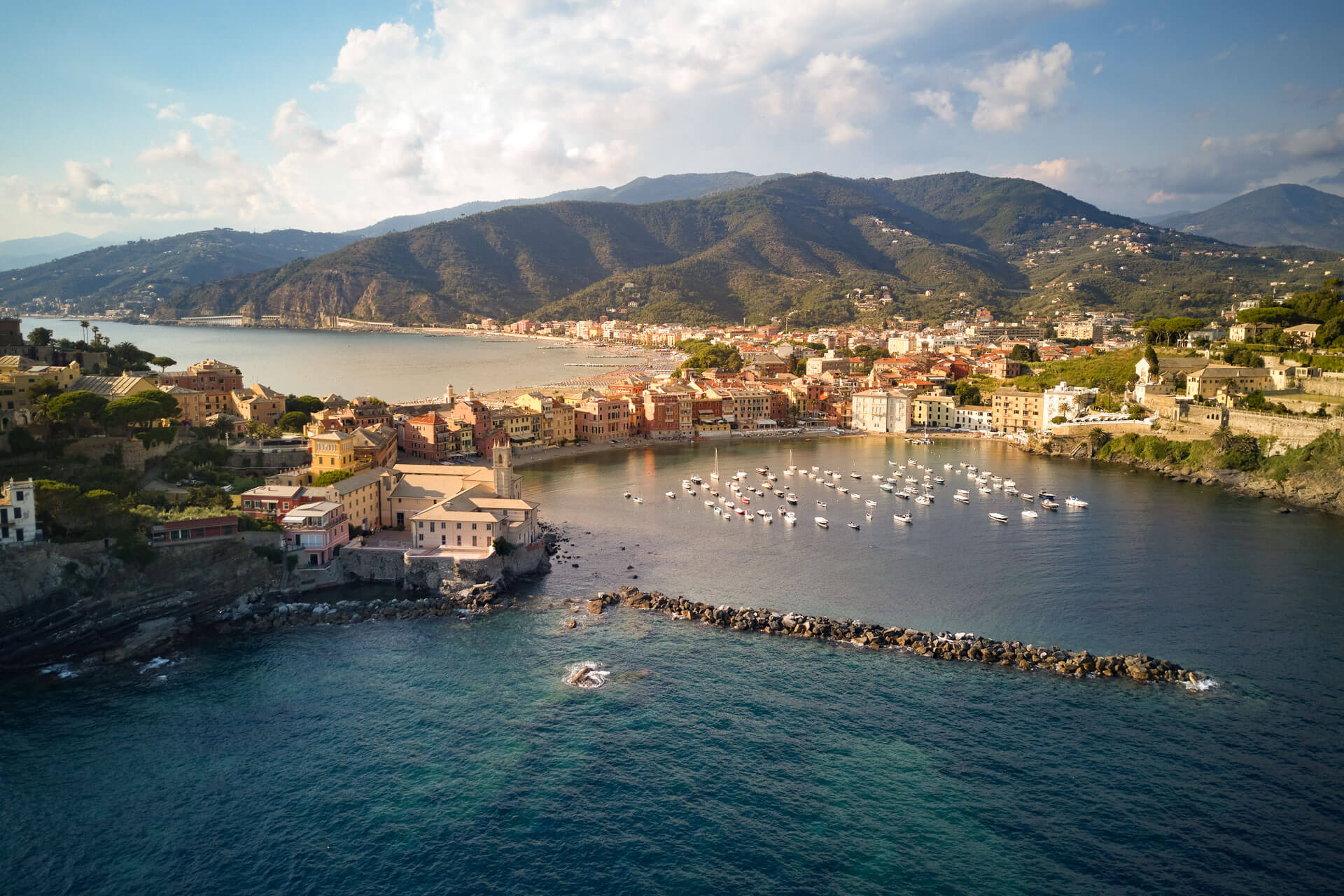 Panorama von Sestri Levante mit doppelter Bucht Sprachreise erleben und Hörverstehen trainieren