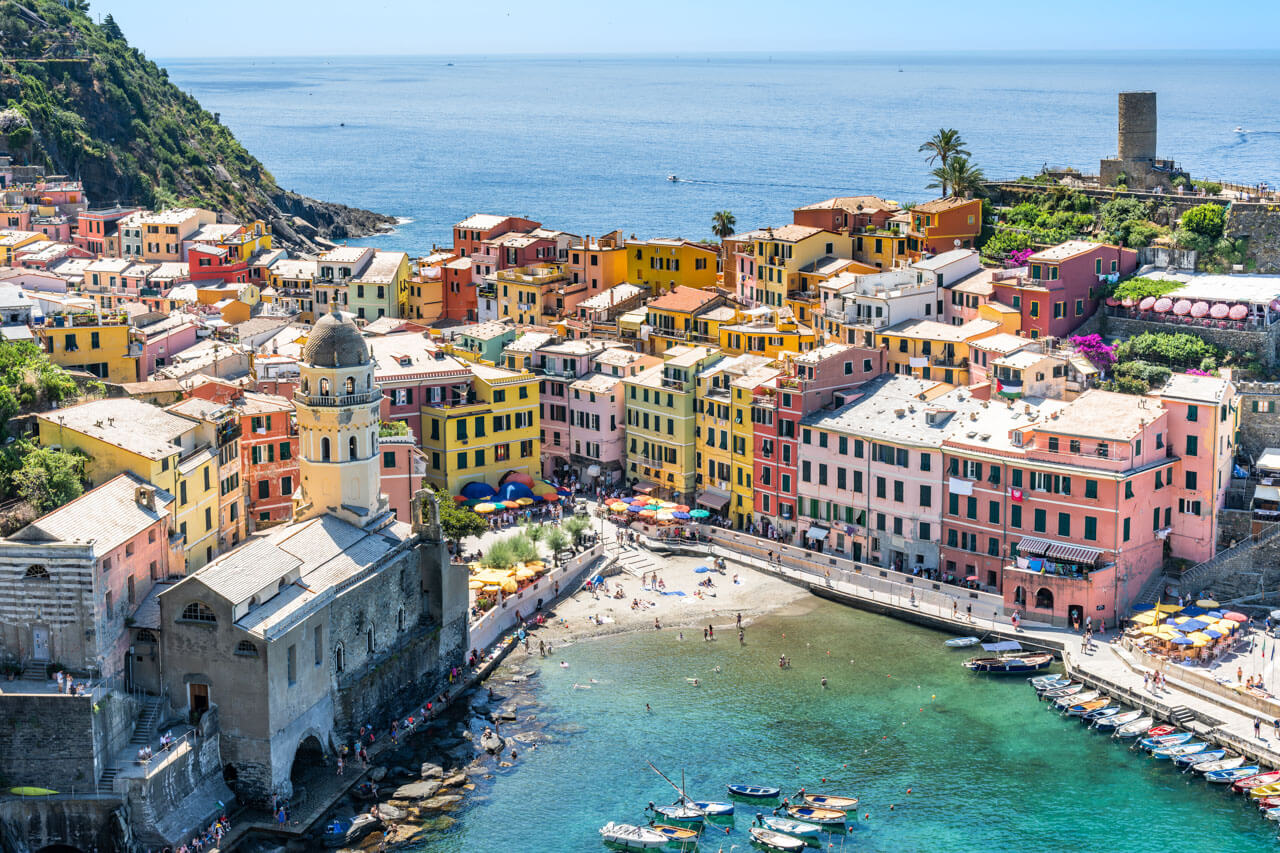Bunte Häuserfassaden in Vernazza an der Cinque Terre Grammatik trainieren im Sprachkurs
