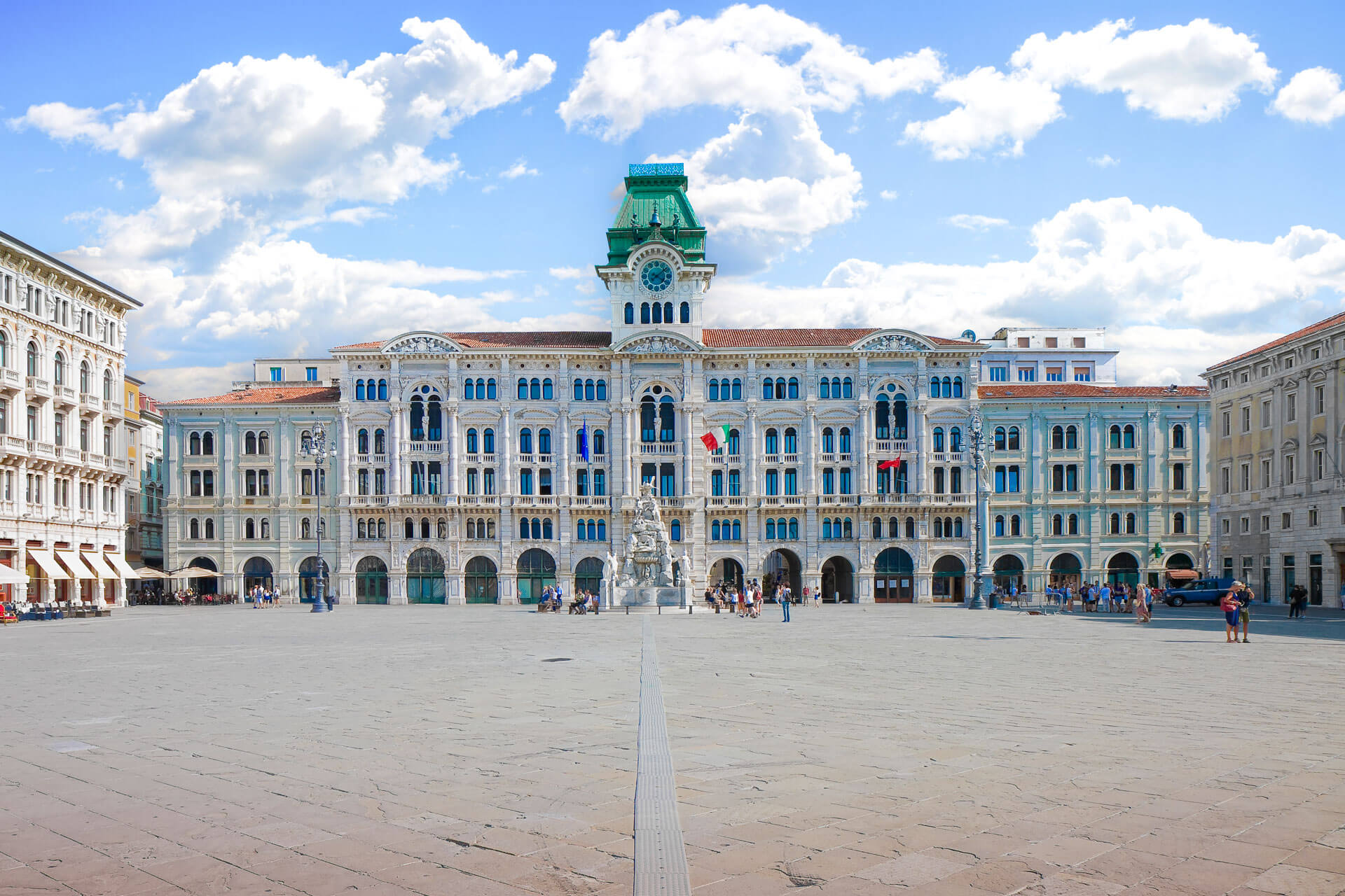 Historisches Rathaus am Piazza Unità d’Italia in Triest, größter Platz am Meer in Europa, Italienisch lernen im Sprachkurs.