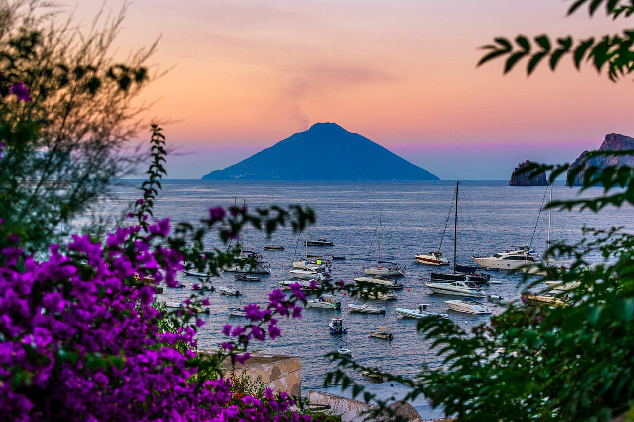 Blick auf Segelboote und den Vulkan Stromboli bei Sonnenuntergang, Italienisch Sprachkurs in Tropea