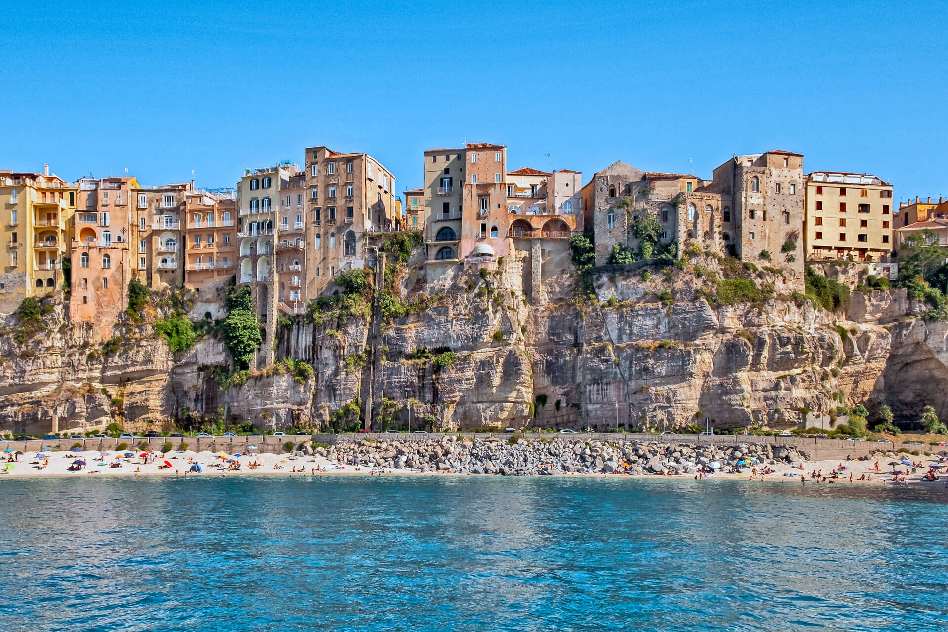 Bunte Altstadt von Tropea auf steilen Klippen über dem Meer, ideal für eine Sprachreise nach Italien