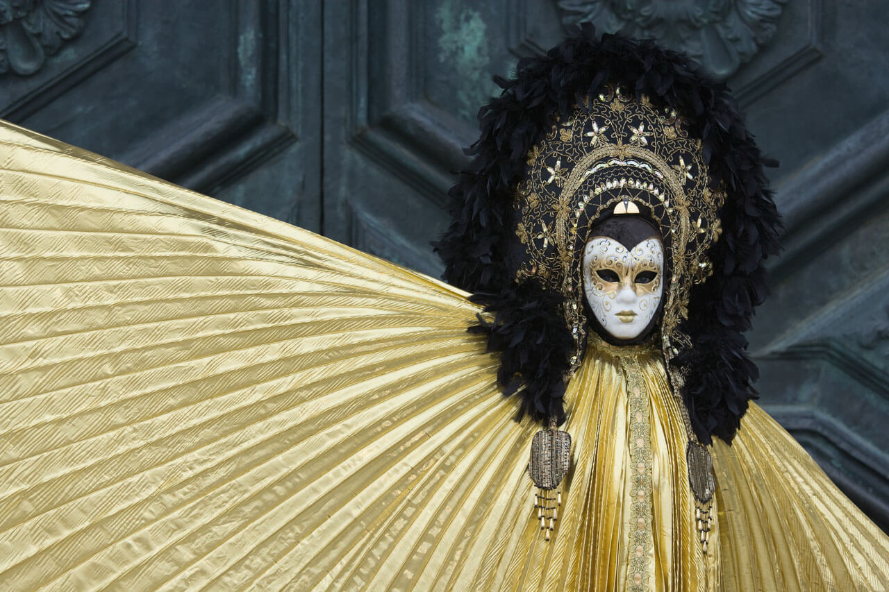 Goldene Maske und Kostüm beim Karneval – Kultur und Traditionen erleben während einer Sprachreise Venedig