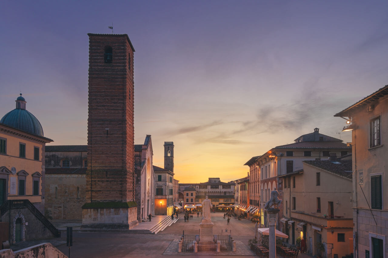 Altstadt von Viareggio bei Sonnenuntergang mit Kathedrale San Martino, Sprachreise mit Kultur.