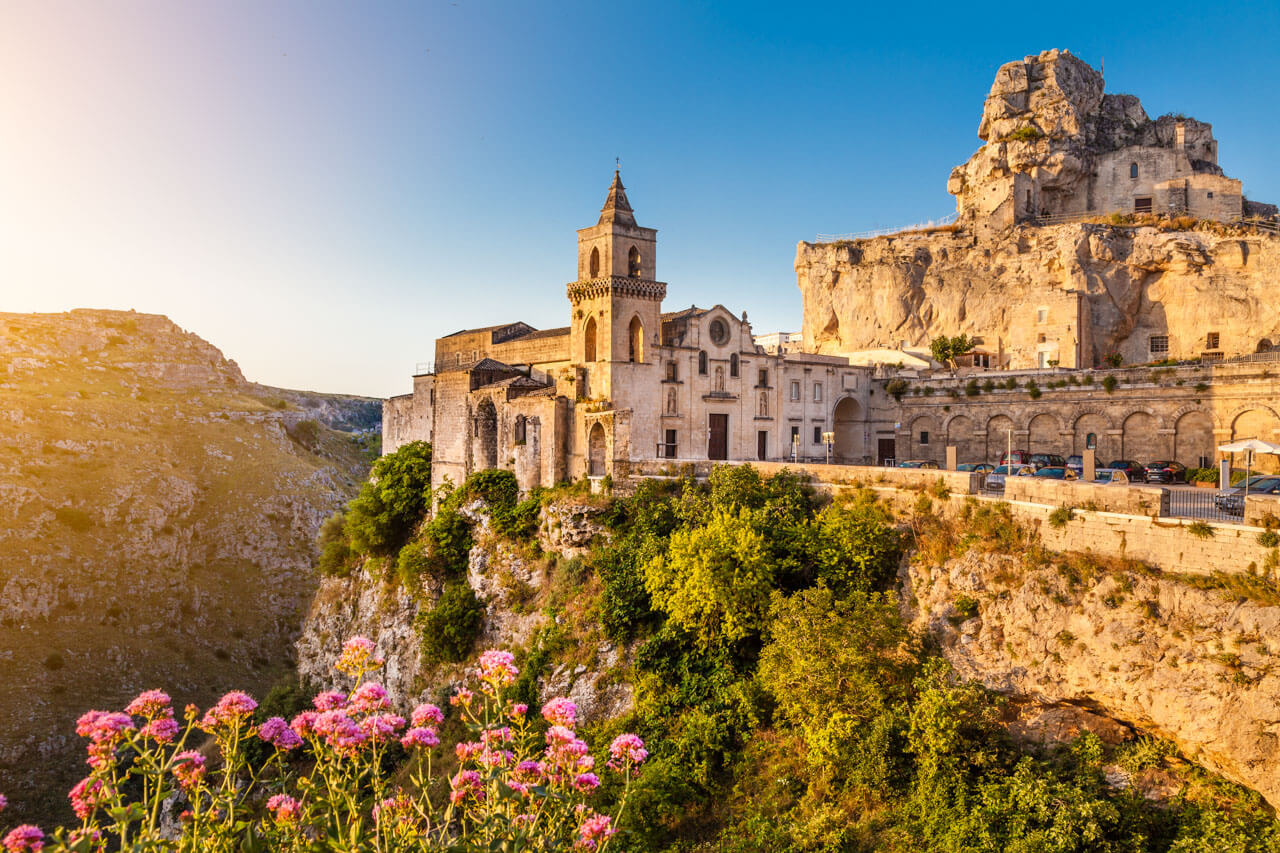 Altstadt von Matera im Abendlicht mit Felsenhäusern authentisches Ziel für Sprachkurs Italienisch