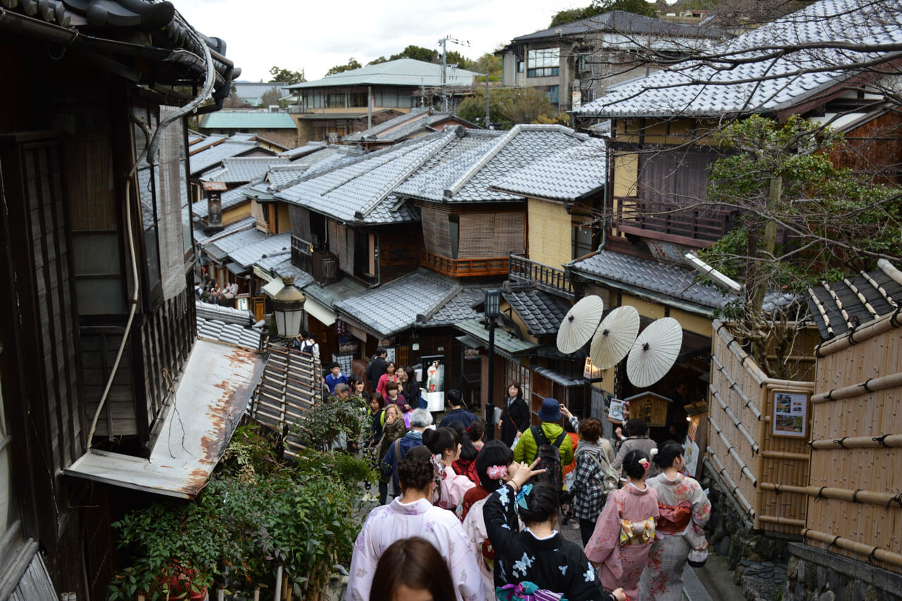 Enge historische Altstadtgasse in der Kansai Region mit Besuchern in Kimono
